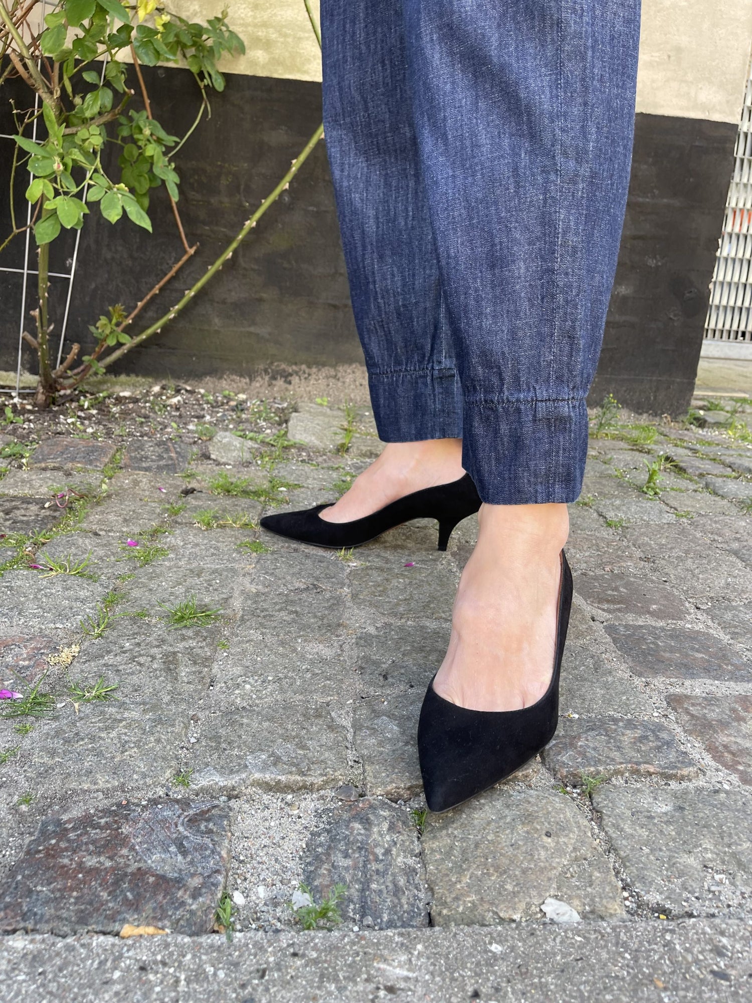 Notabene stiletter sorte på model forfra