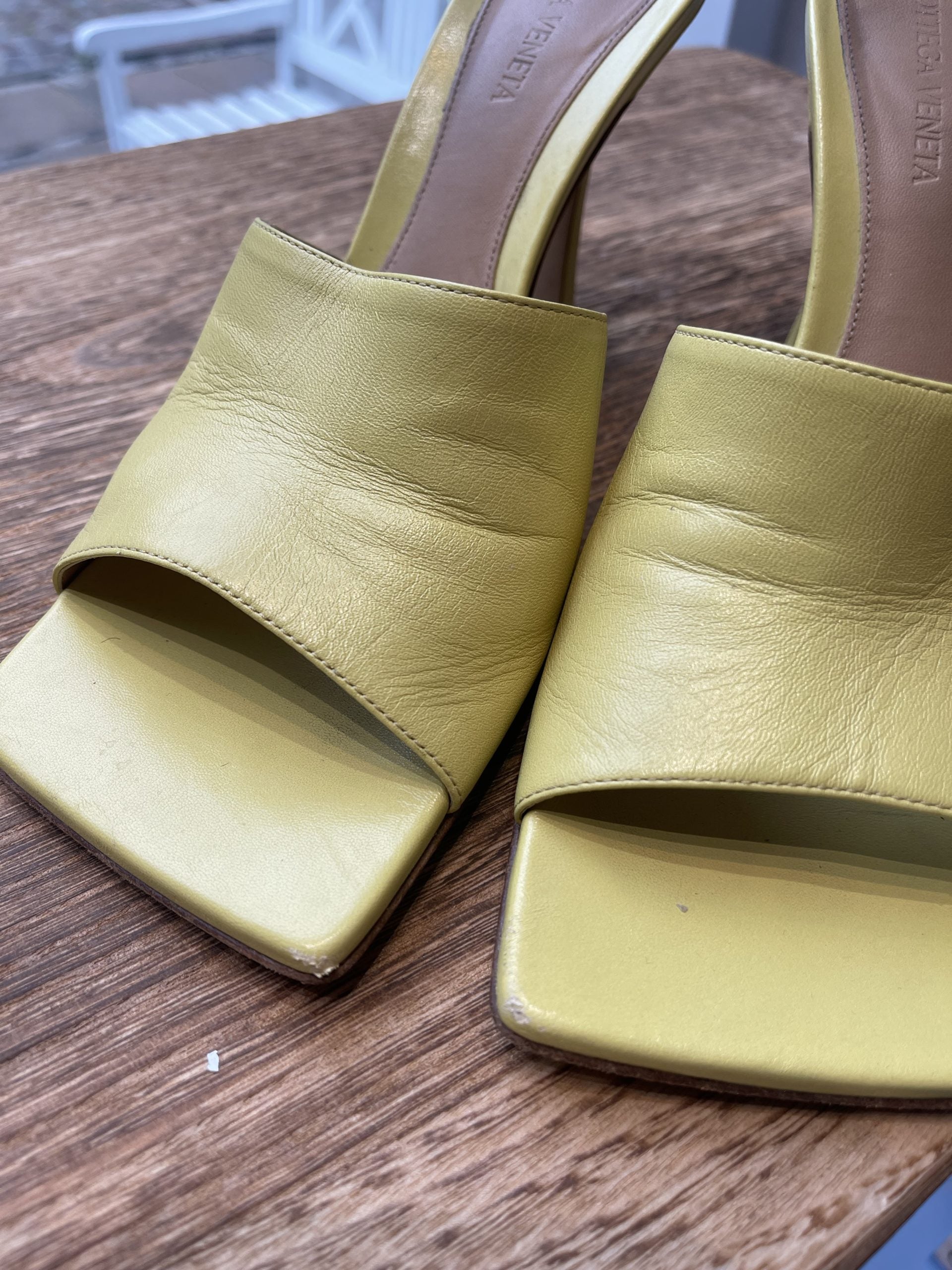 Bottega Veneta Sandaler gul tæt på forfra