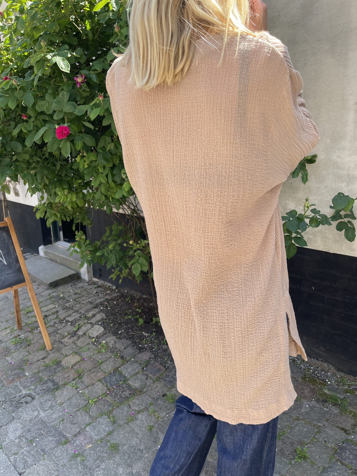 By Malene Birger bluse beige på model bagfra