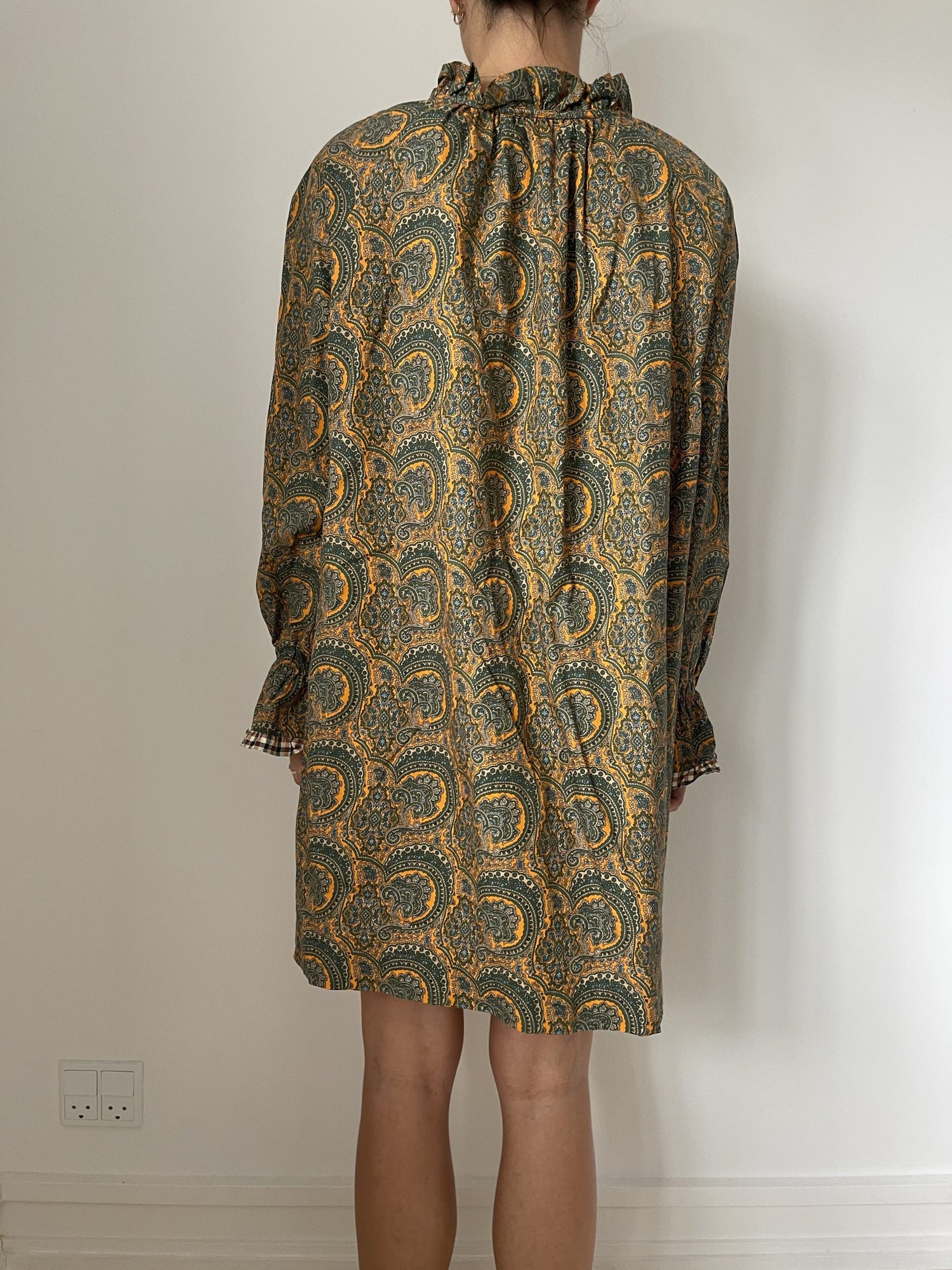 Baum Und Pferdgarten Kjole mønstret orange/grøn på model bagfra