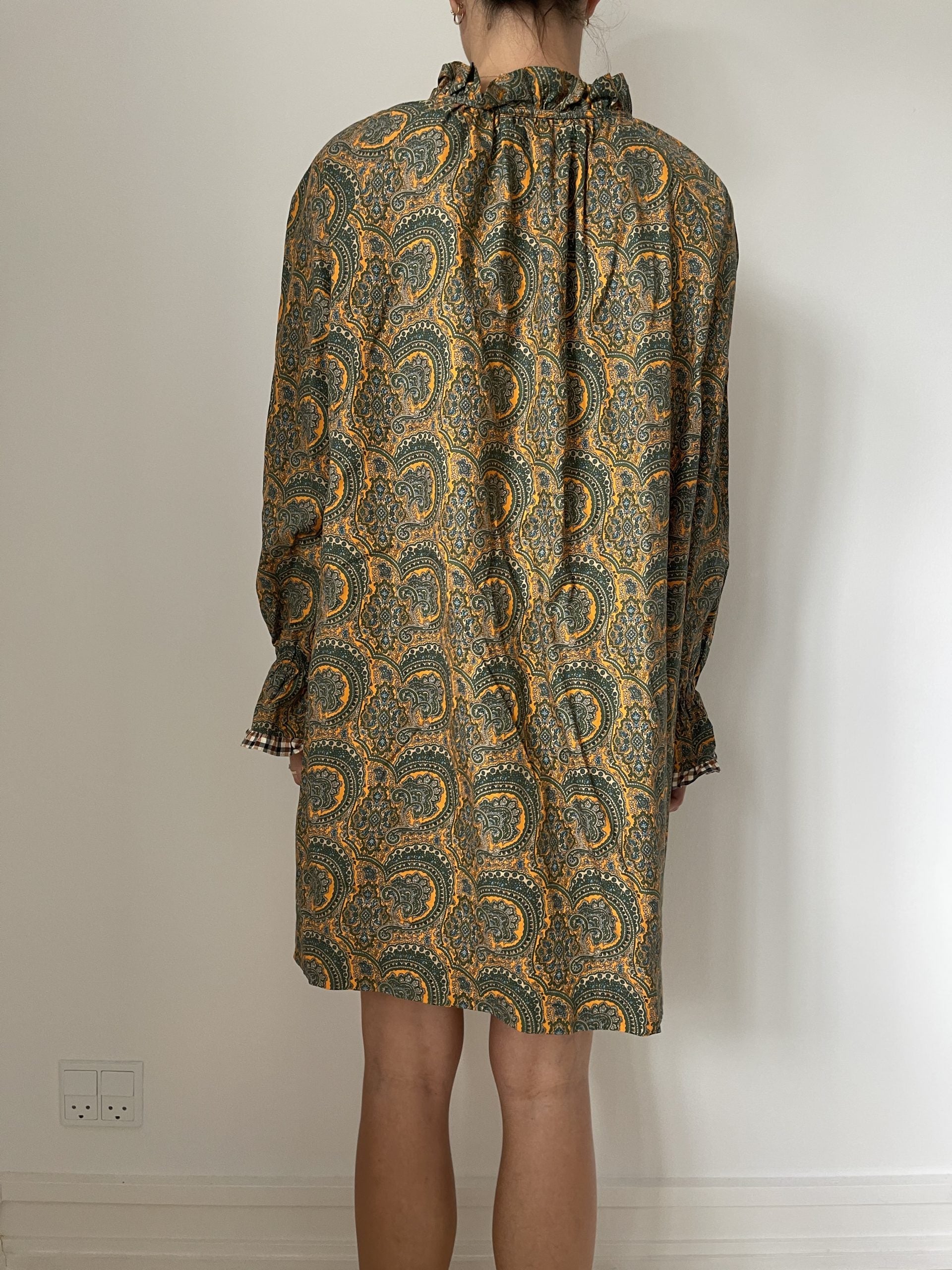 Baum Und Pferdgarten Kjole mønstret orange/grøn på model bagfra