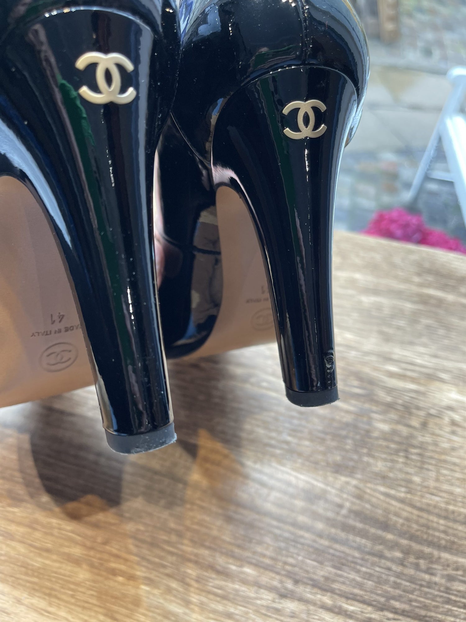 Chanel heels tæt på hæl
