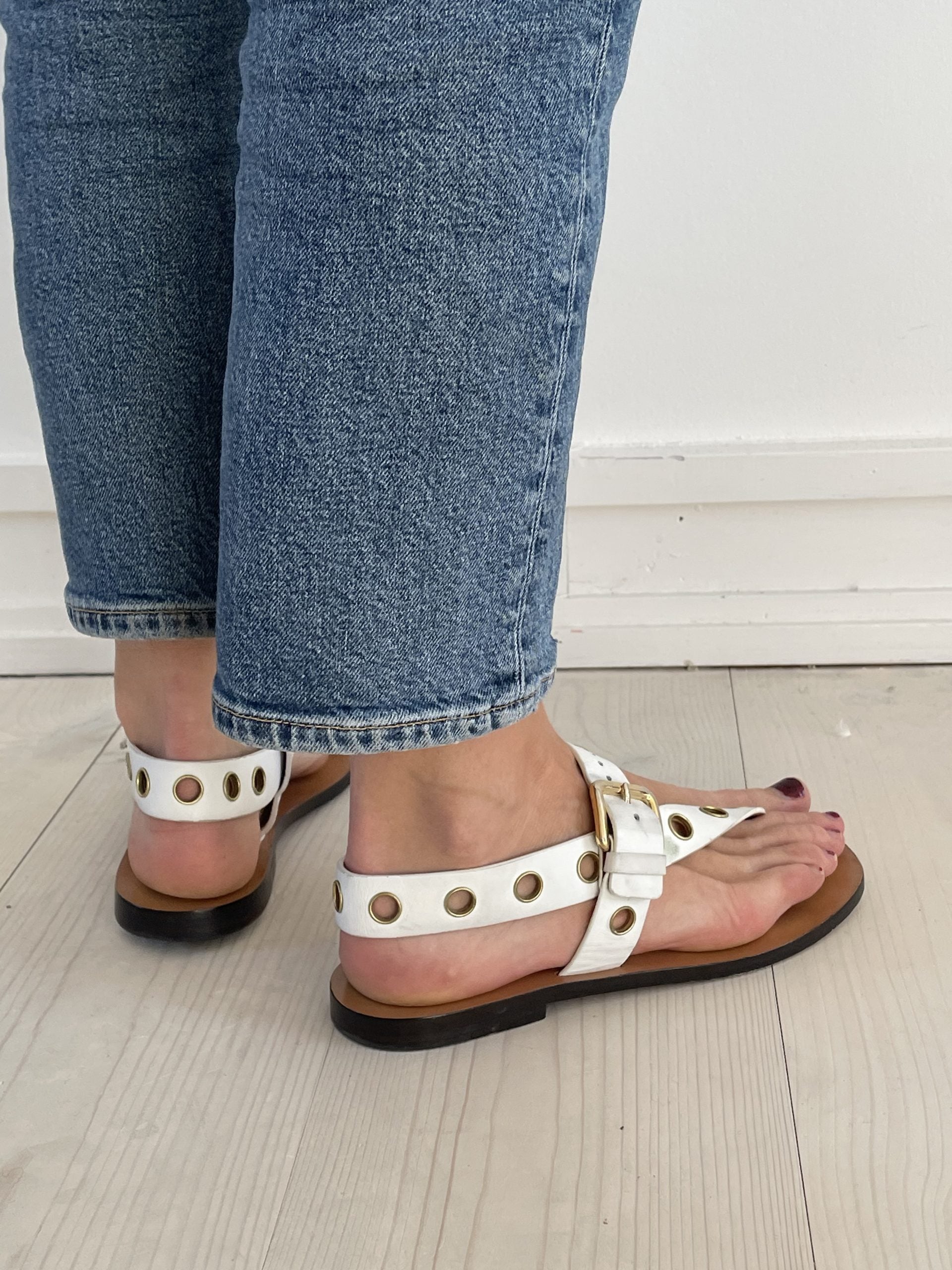 Celine sandaler hvide på model side/bagfra