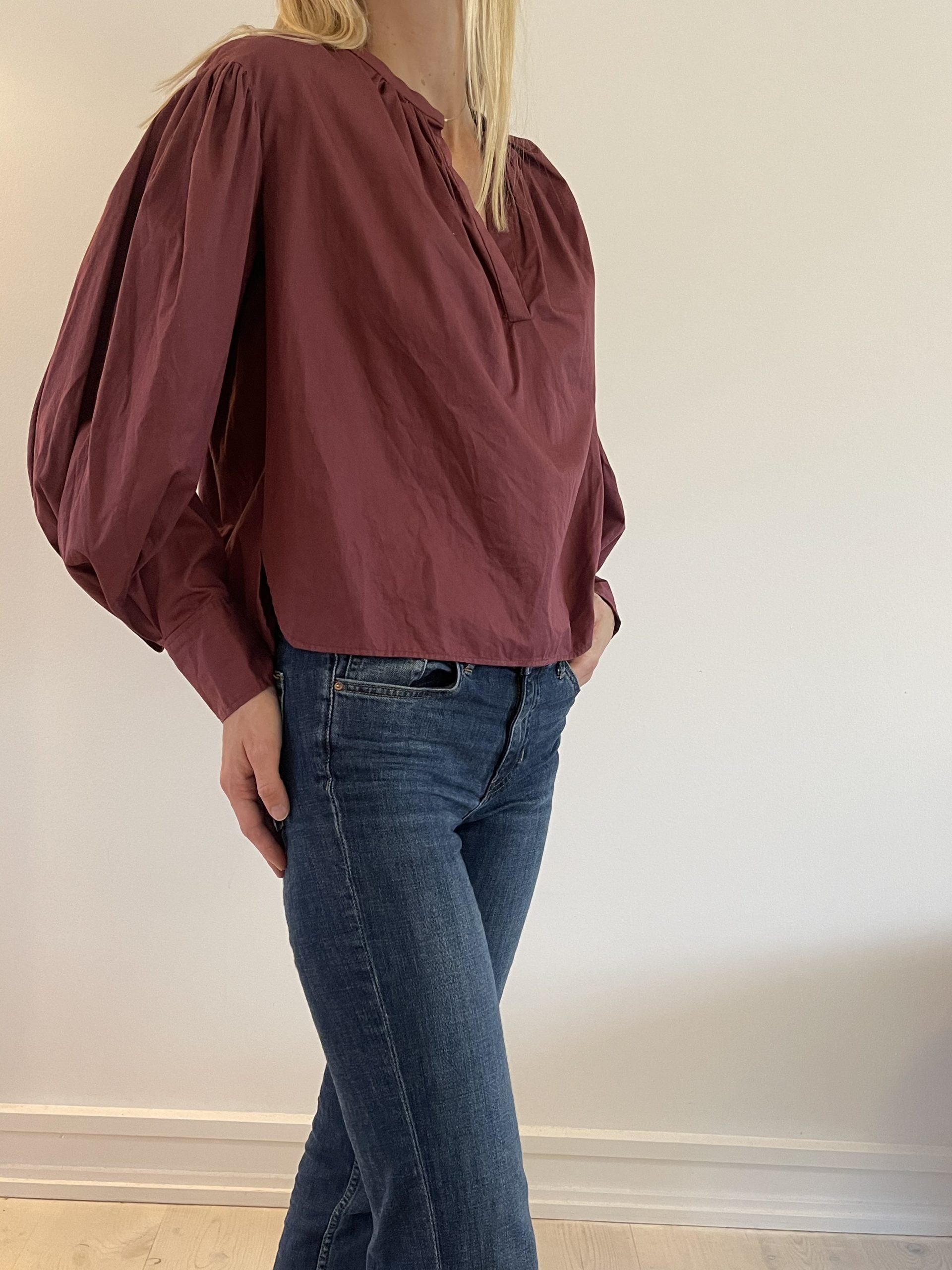 Isabel Marant bluse bordeaux på model side