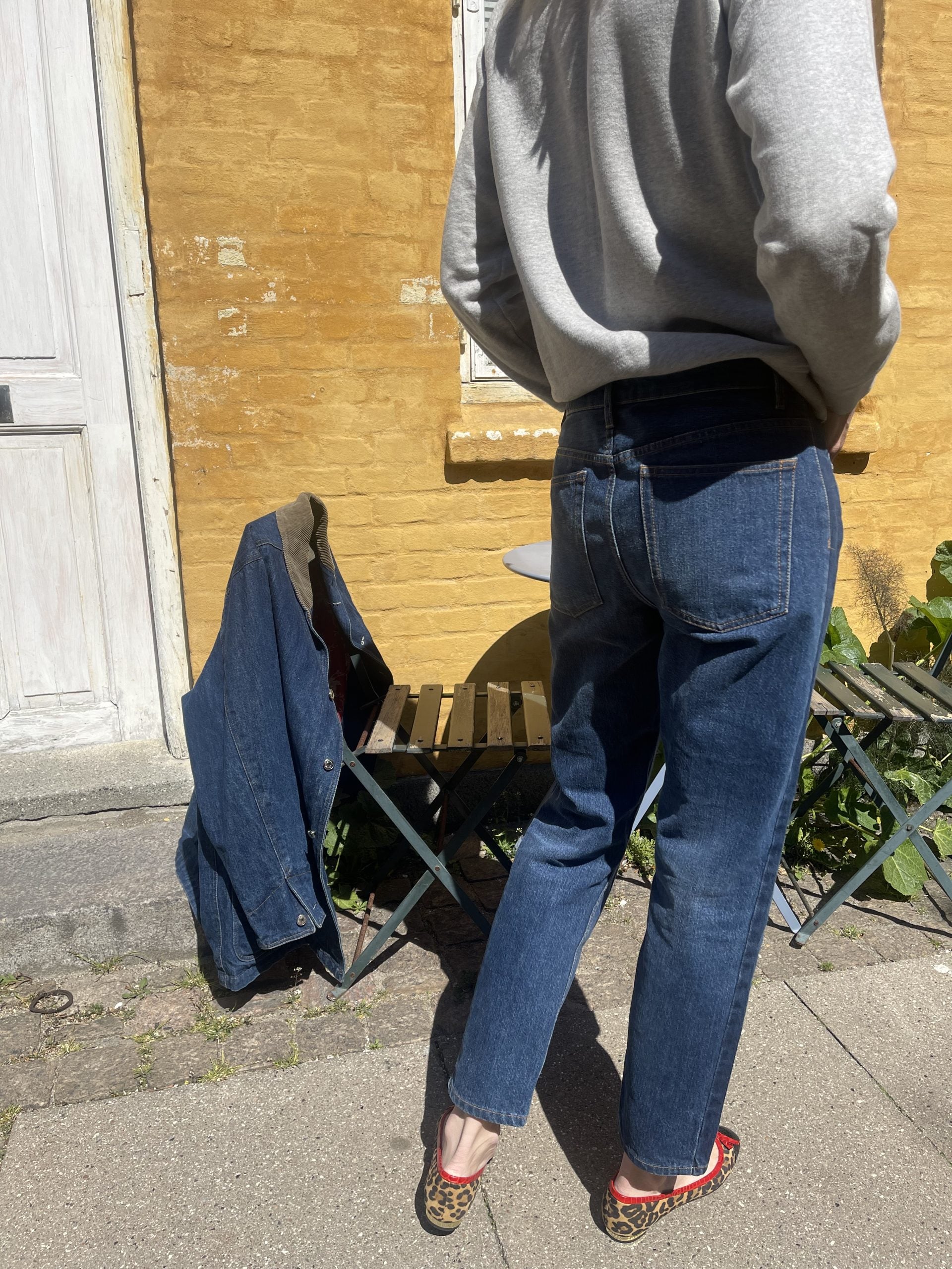 Ganni sweatshirt grå på model bagfra