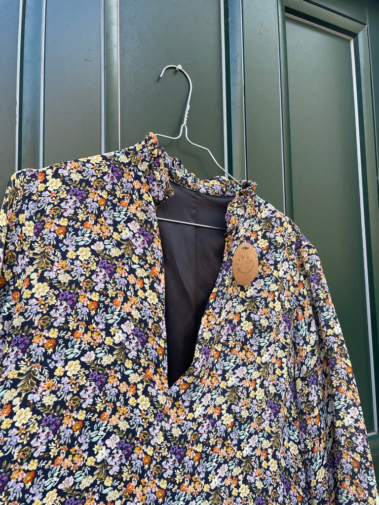 blomstret kjole forfra tæt på