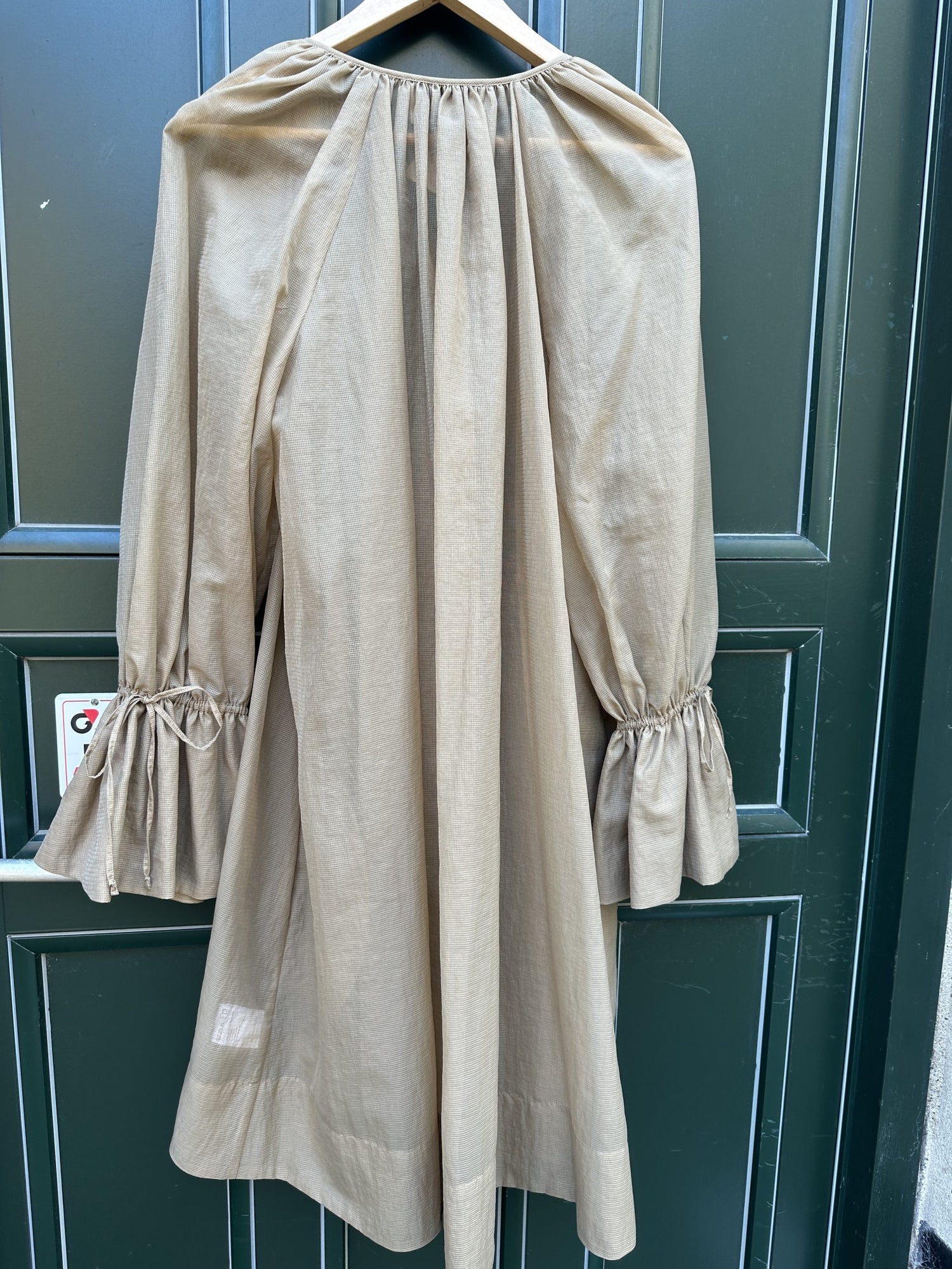 Mark Kenly Domino Tan Kjole