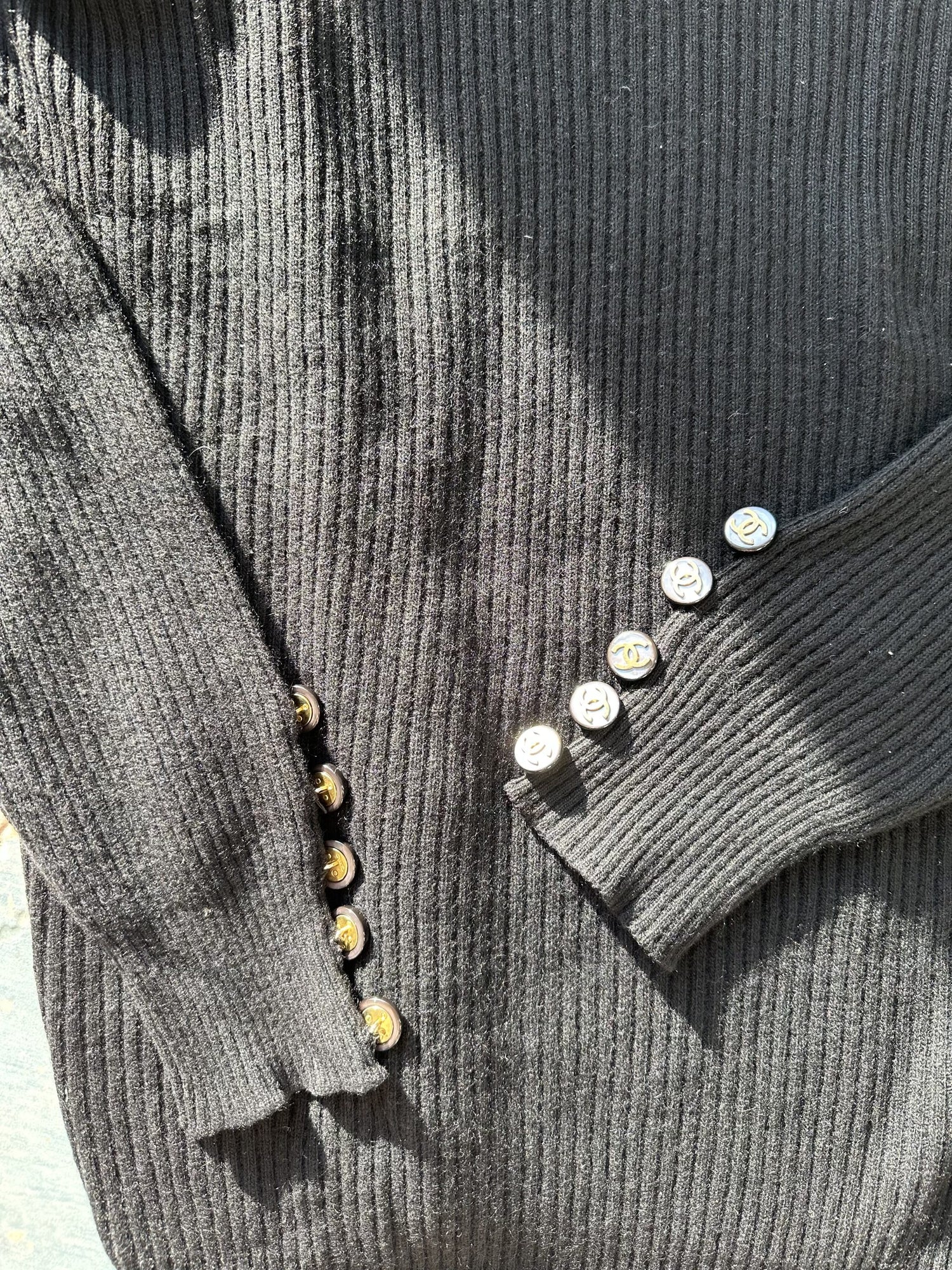 Chanel sweater sort ribbet tæt på ærmer