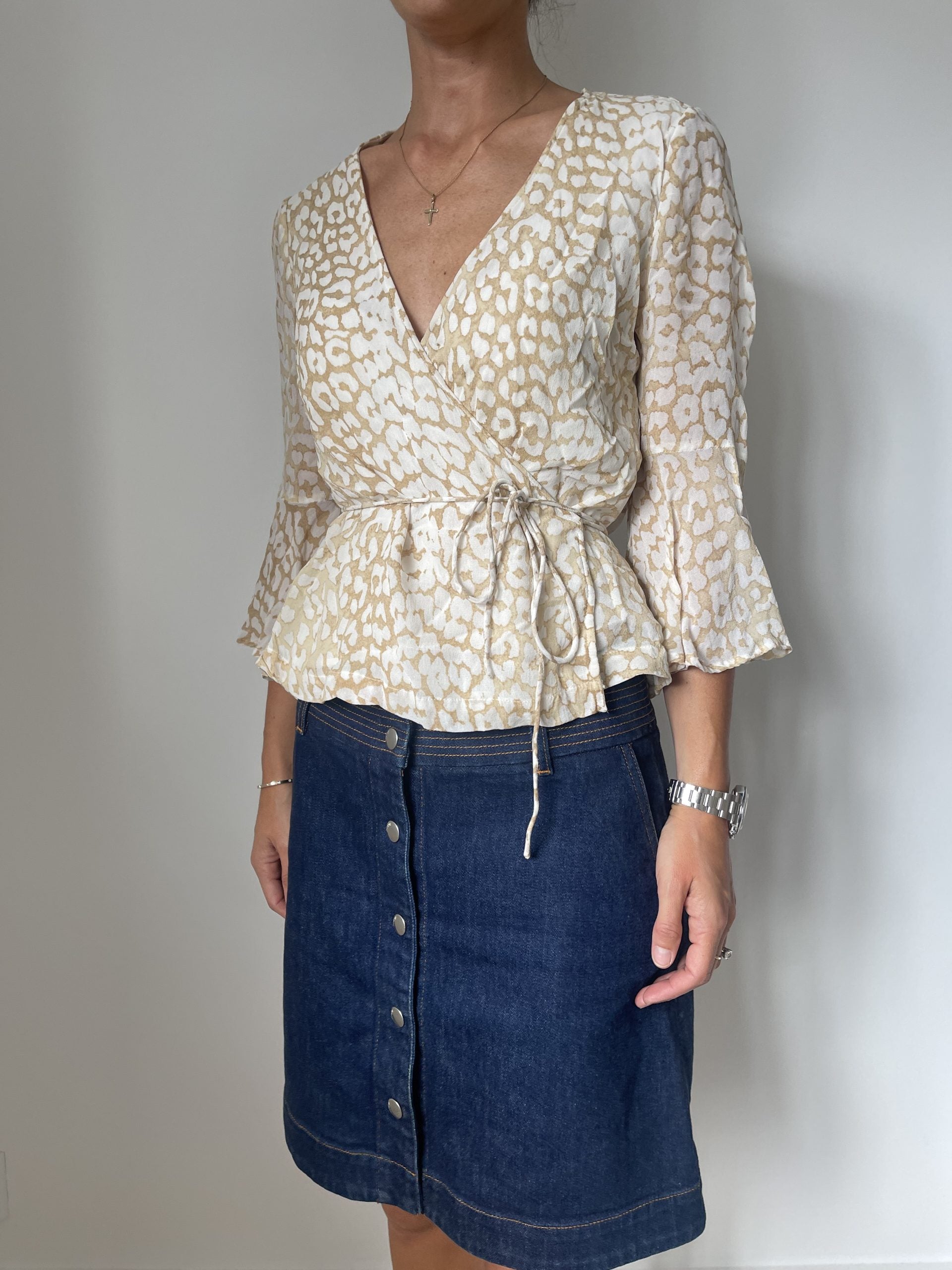 Ganni bluse på model side