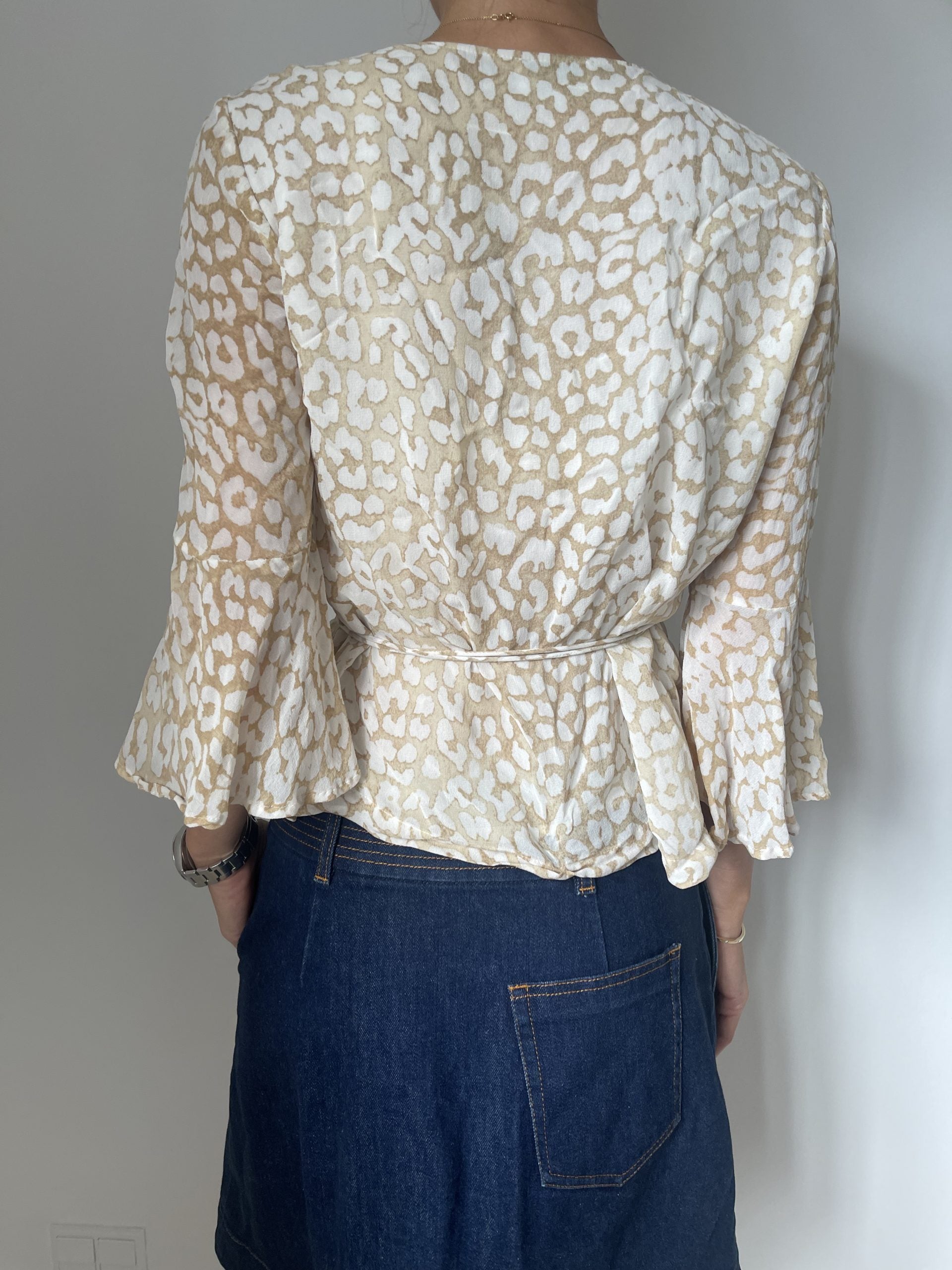 Ganni bluse på model bagfra