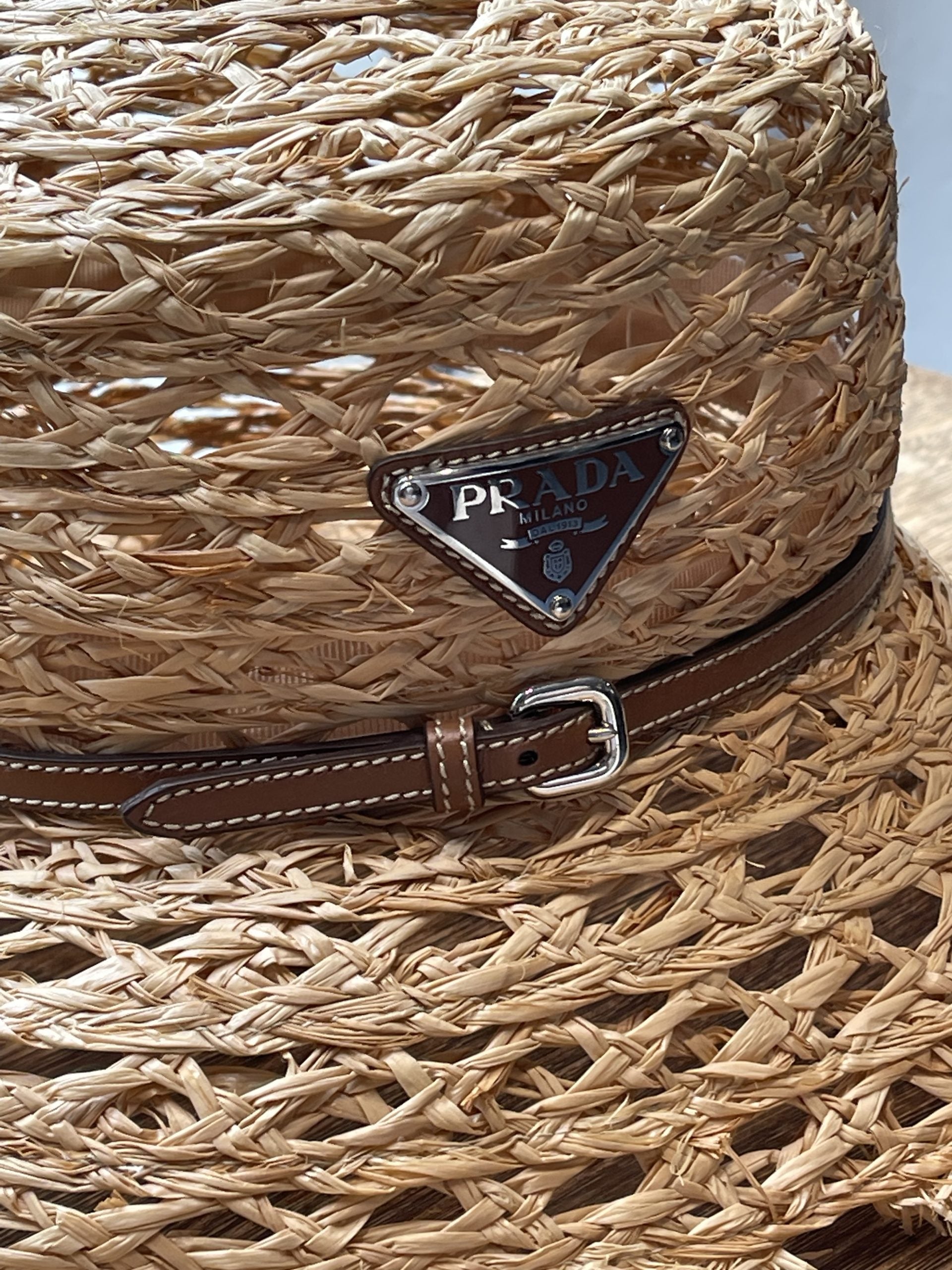 Prada raffia hat tæt på