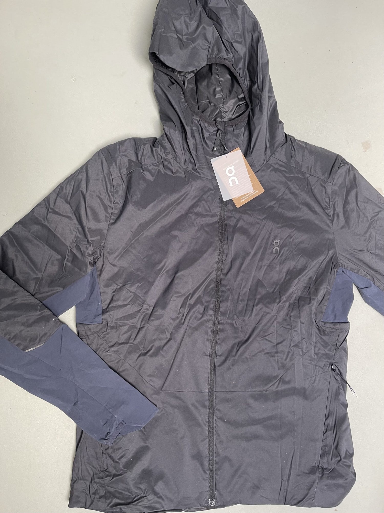 On cloud jakke sort oppefra