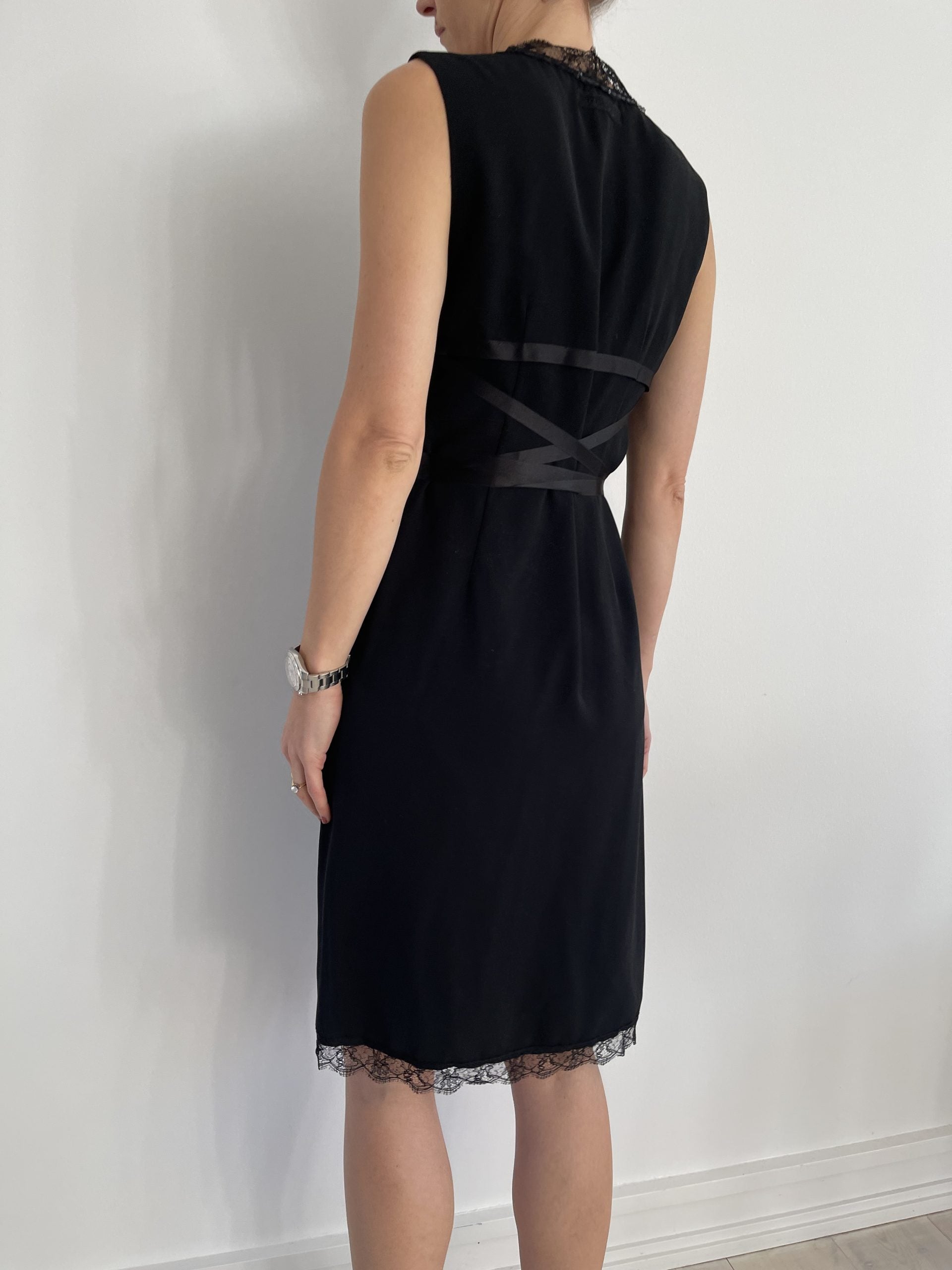 Julie Fagerholt / Heartmade kjole sort på model bagfra