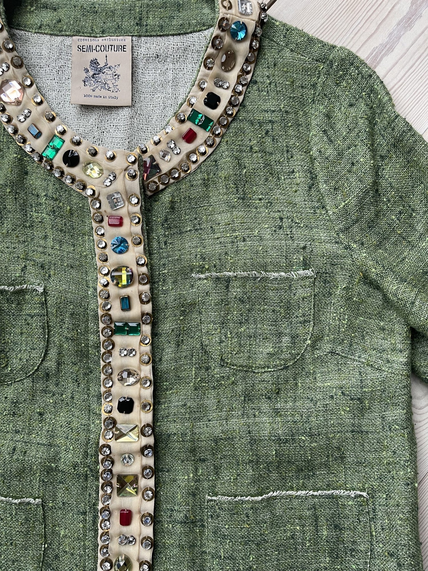 Semi Couture Jakke grøn med perler forfra tæt på