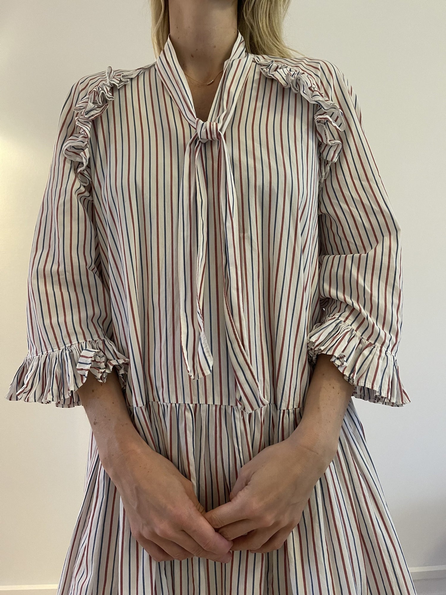 Sofie Sol Studio Kjole stribet på model forfra