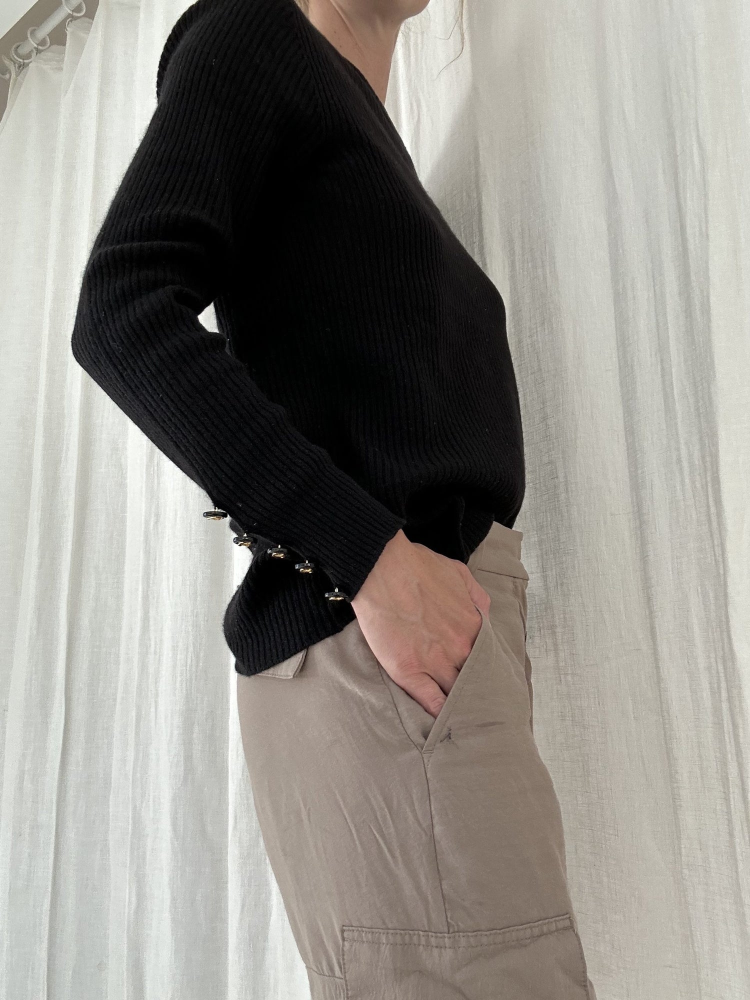 Chanel sweater sort ribbet på model side