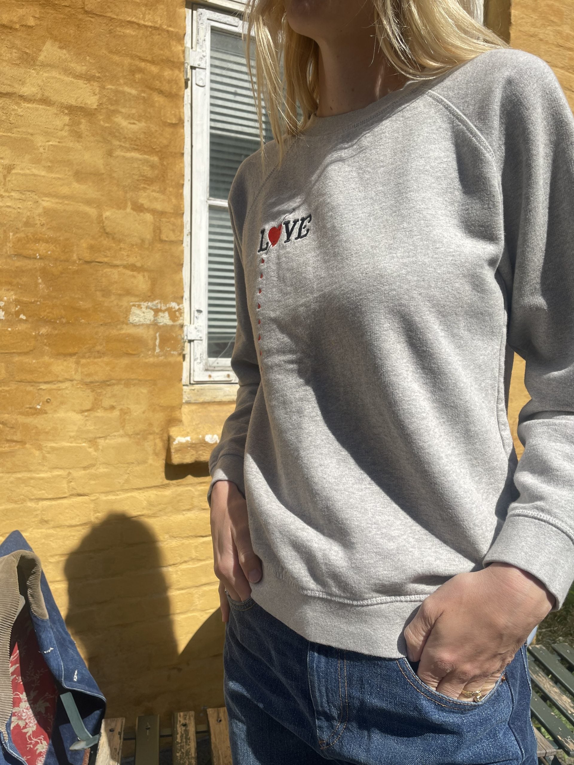 Ganni sweatshirt grå på model side tæt på