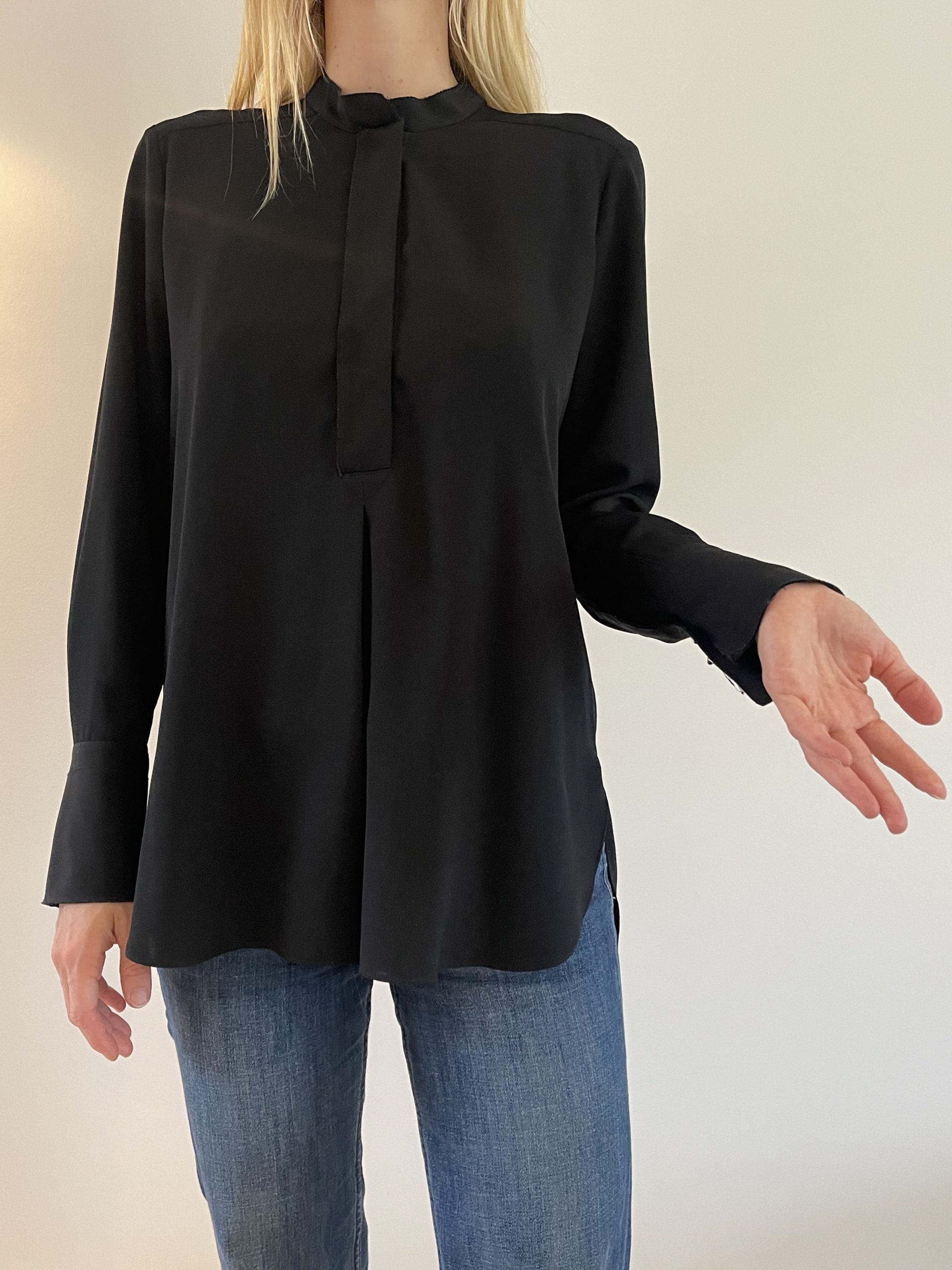 By Malene Birger sort bluse på model forfra