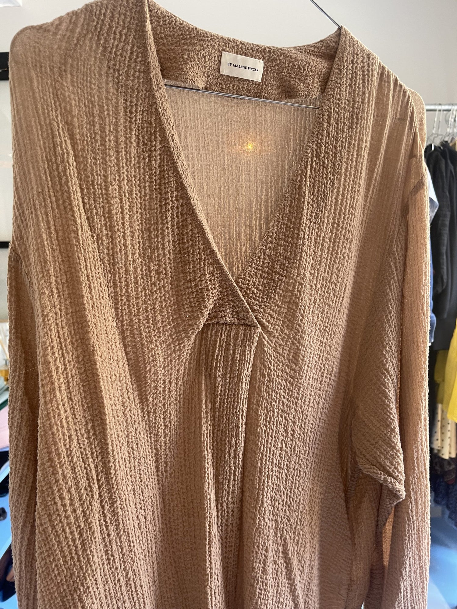 By Malene Birger bluse beige forfra tæt på