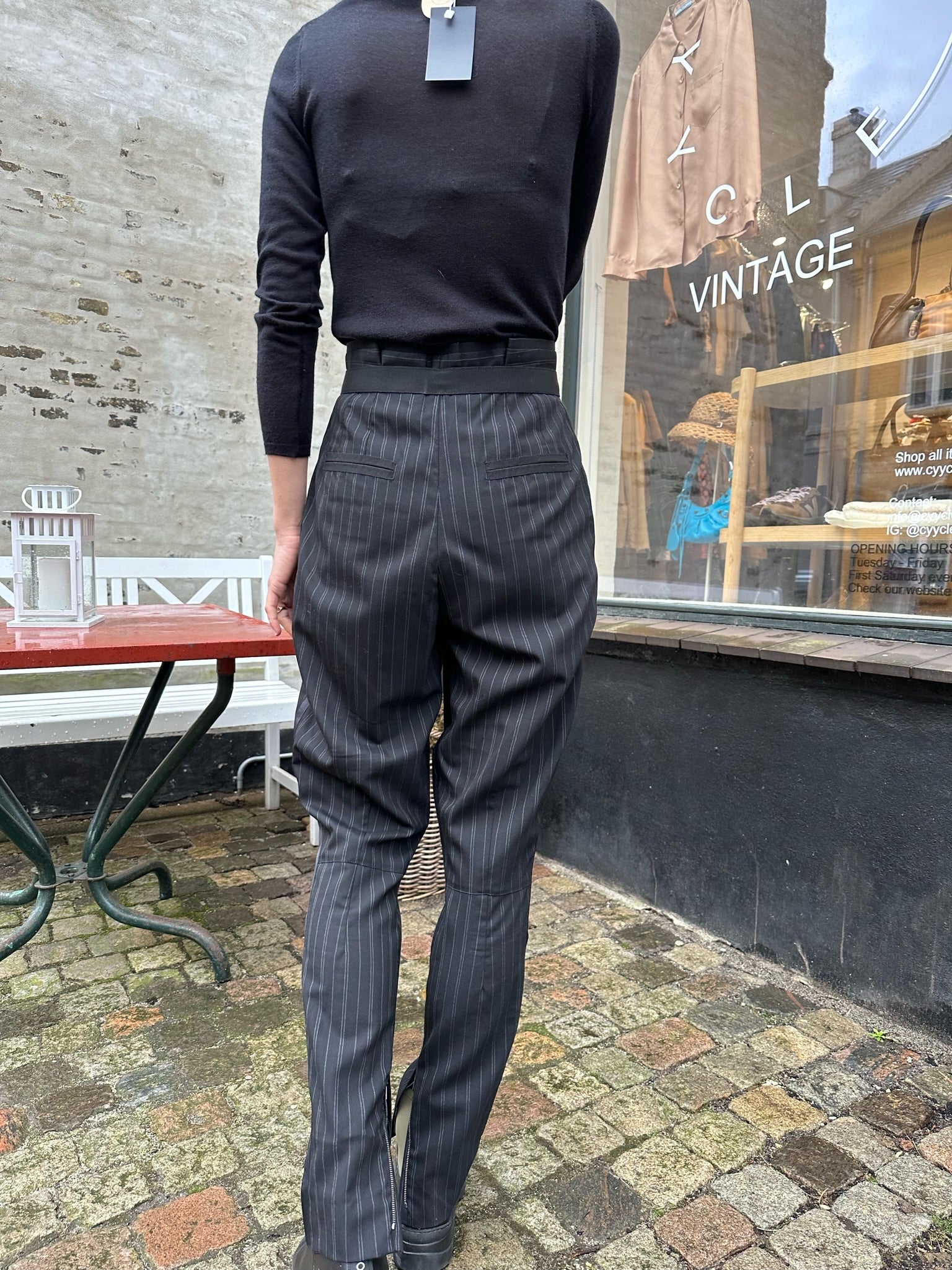 Dolce & Gabbana stribet bukser på model bagfra