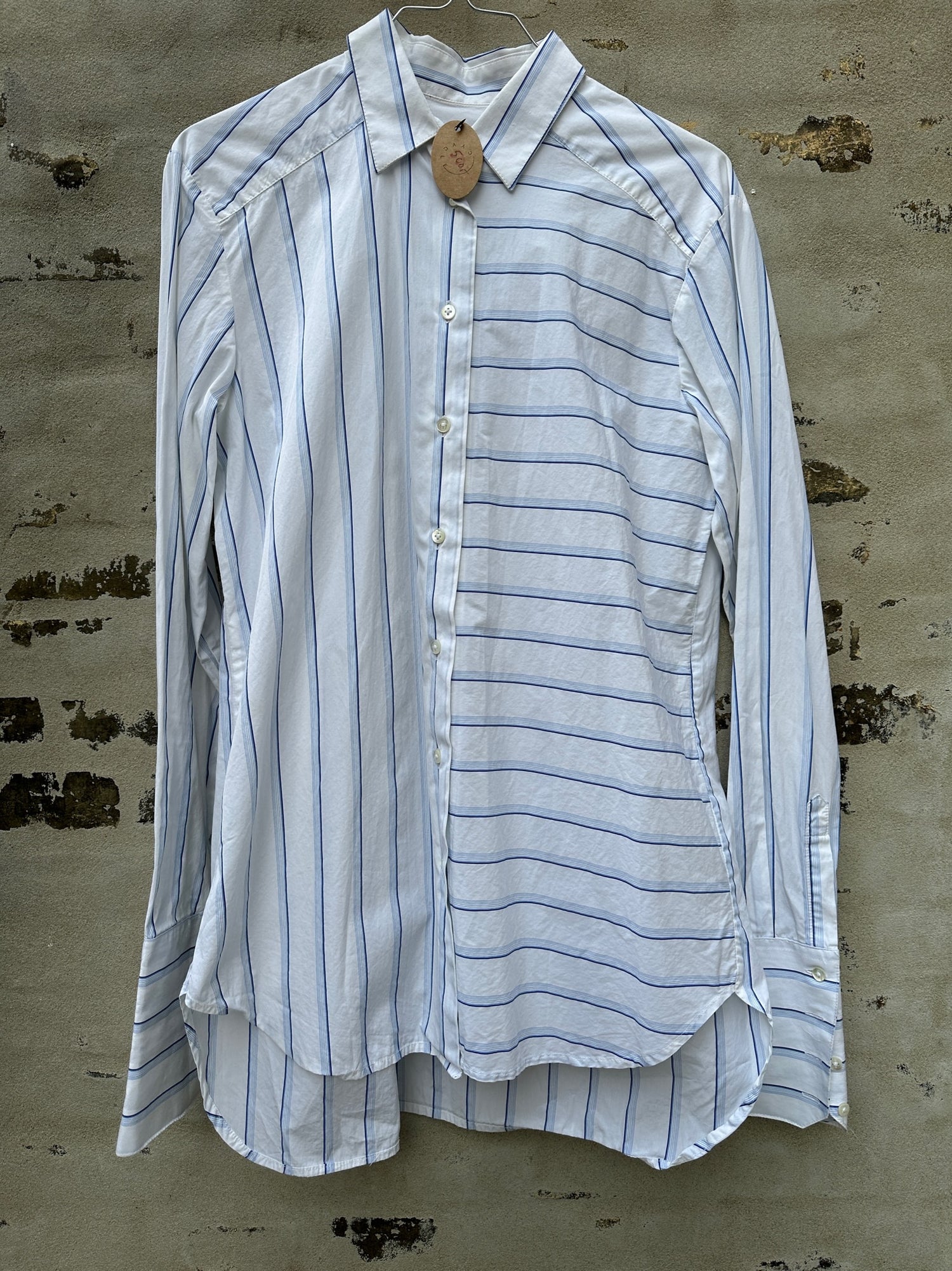 Britt Sisseck skjorte væg