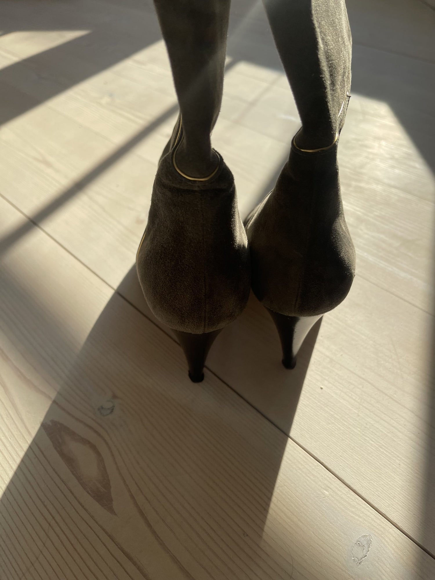 Nina Ricci mørkegrønne ruskindsstøvler bagfra