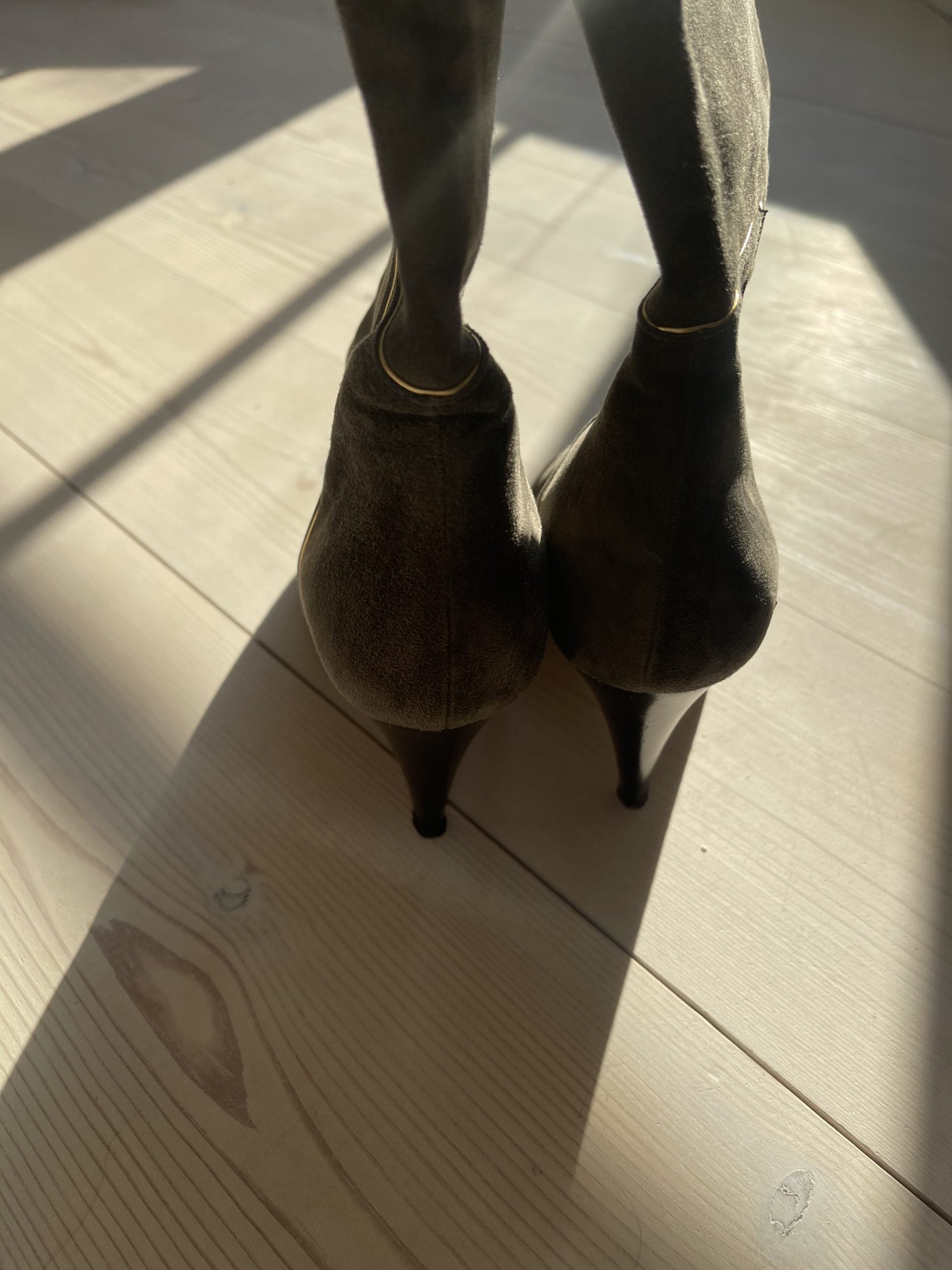 Nina Ricci mørkegrønne ruskindsstøvler bagfra