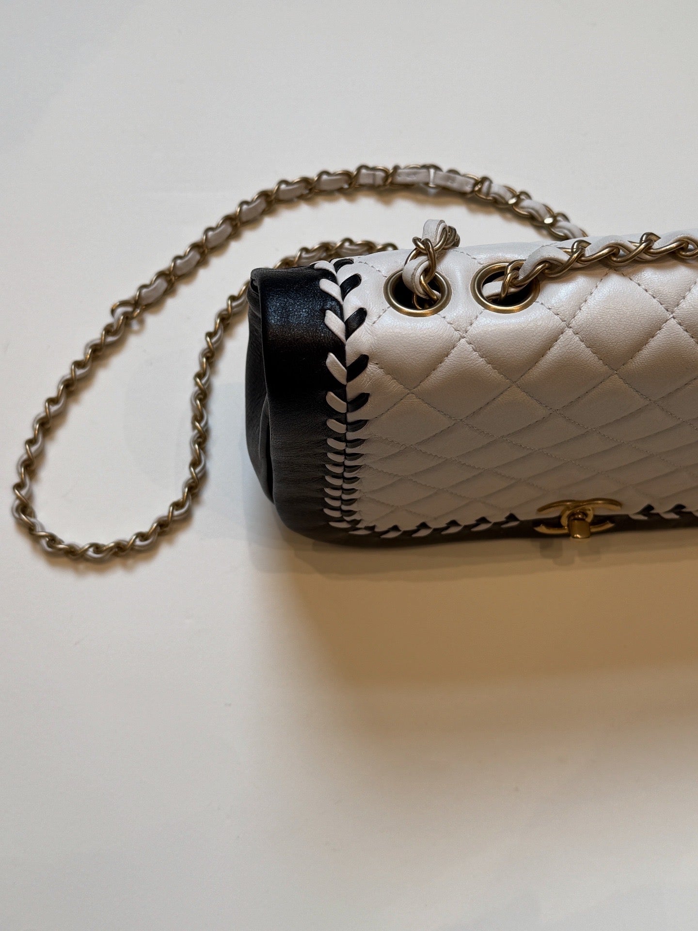 Chanel Bicolor Calfskin Braided Chic Flap taske