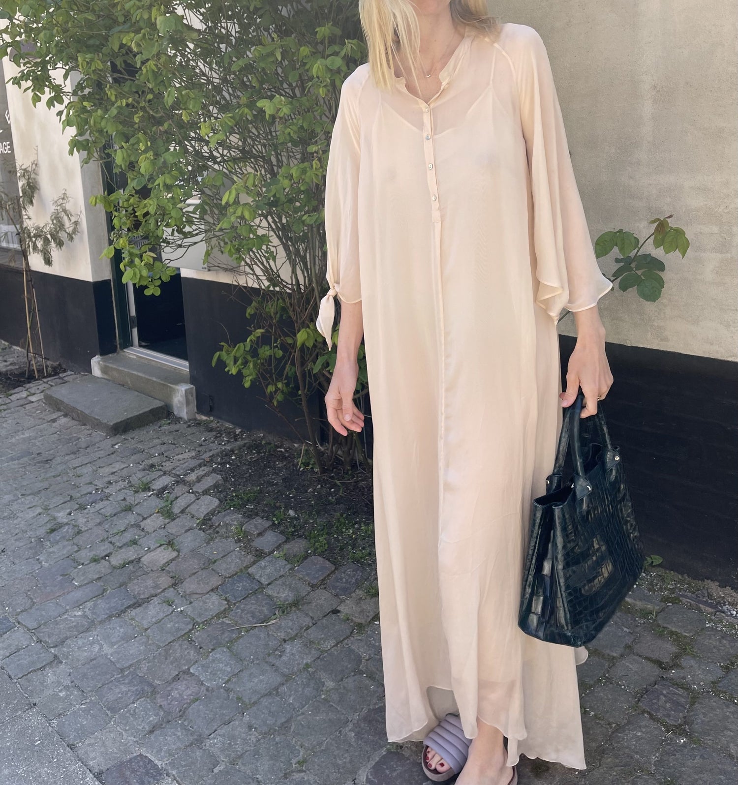 Forte forte kjole på model forfra