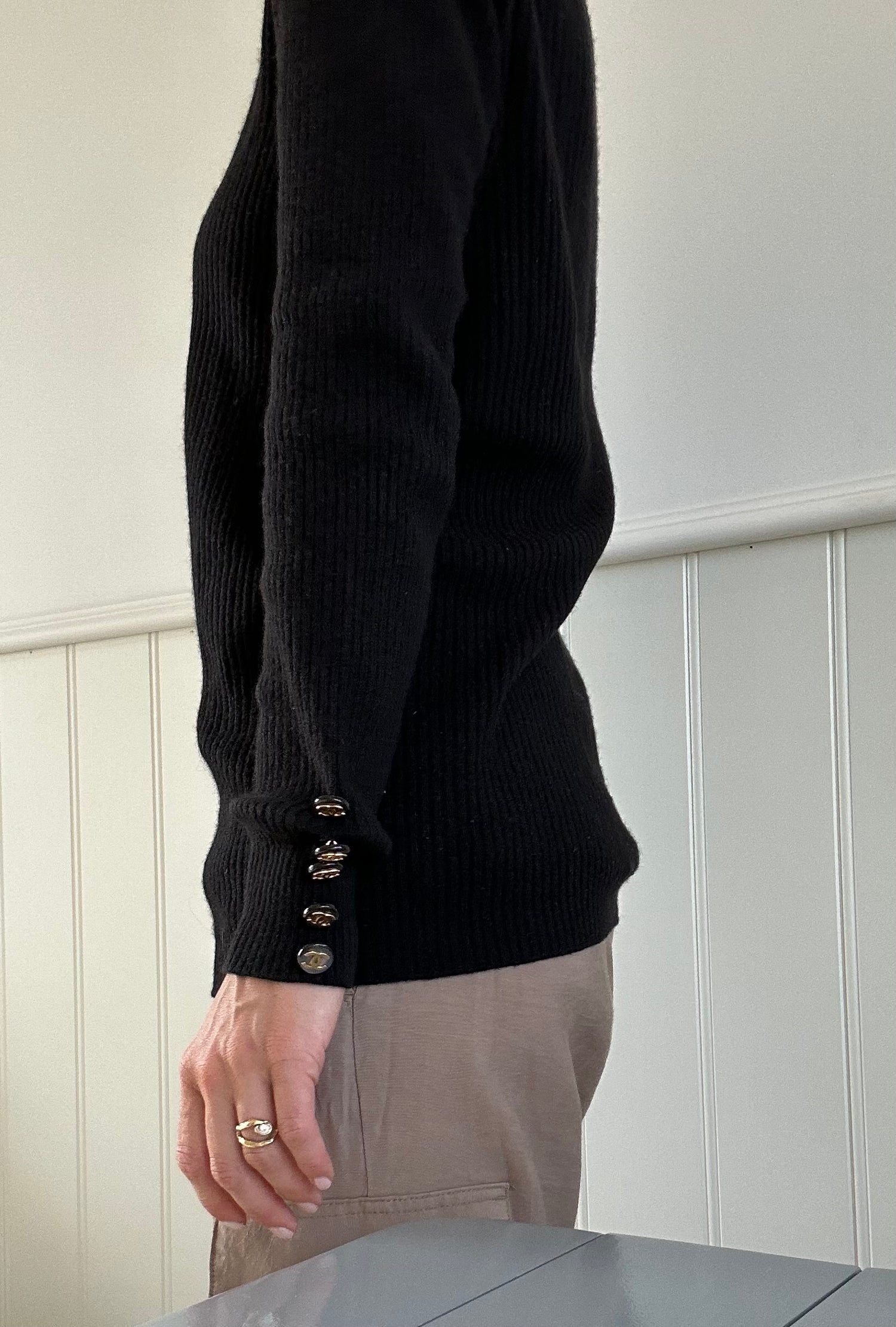 Chanel sweater sort ribbet på model side