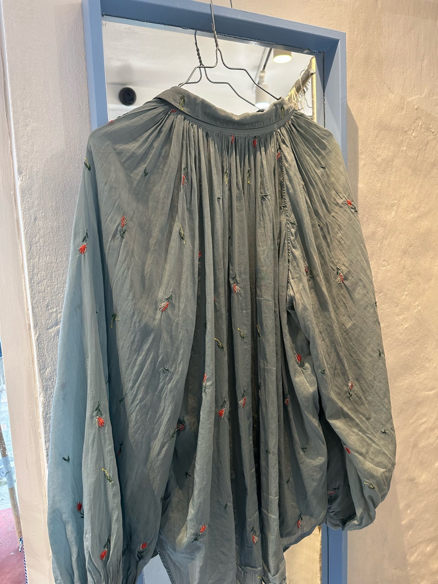 Forte Forte bluse blå med blomster bagfra