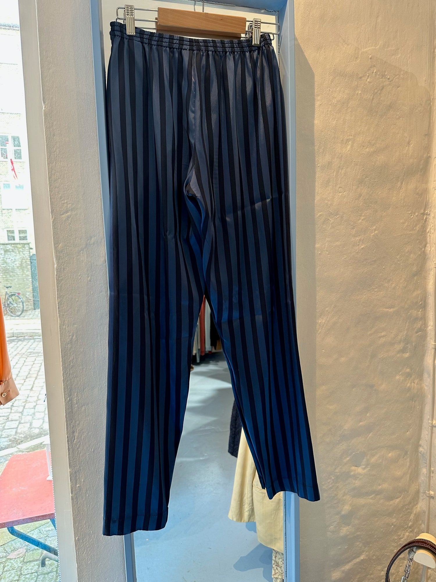 Forte Forte blå stribet bukser bagfra