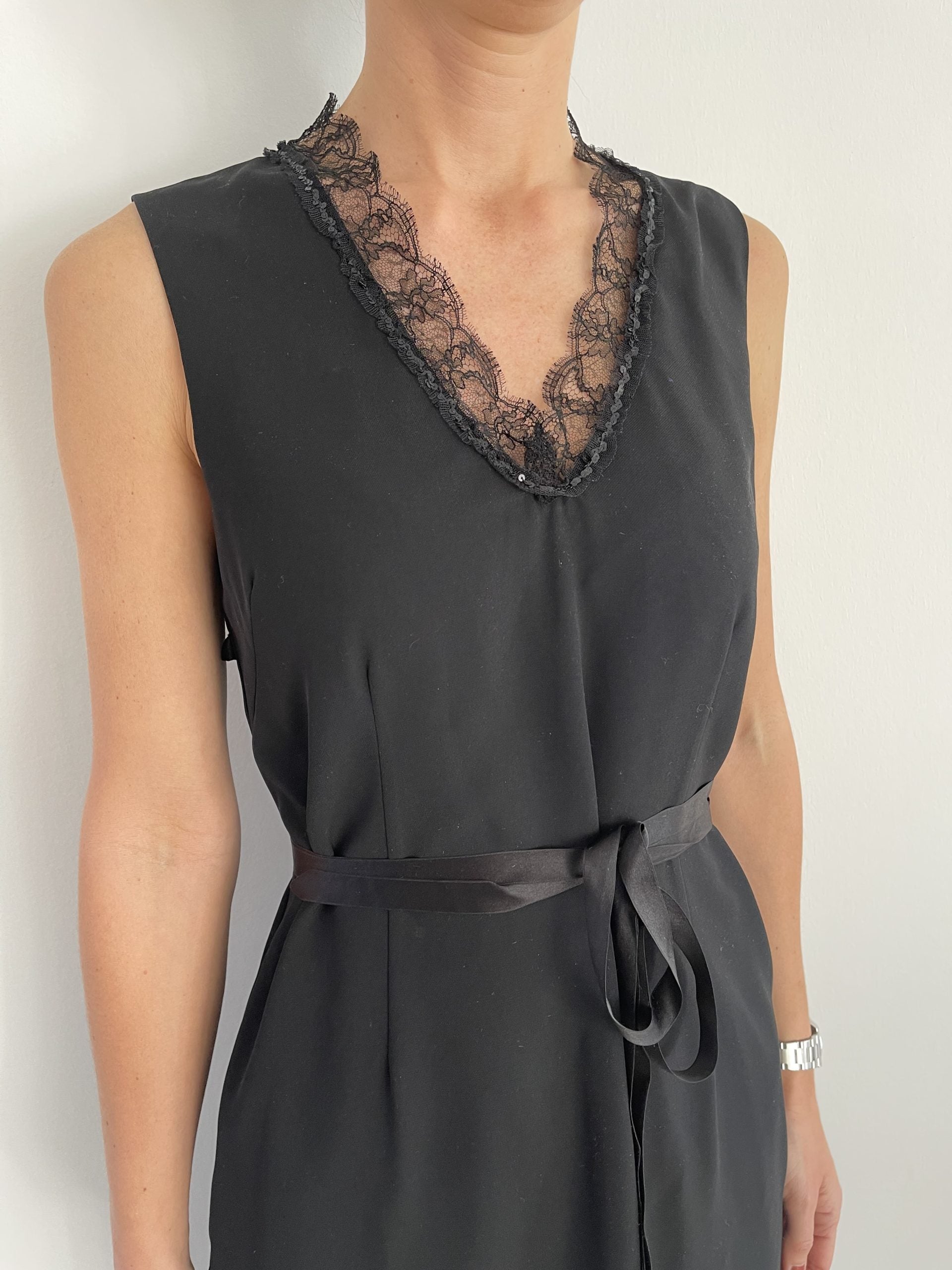 Julie Fagerholt / Heartmade kjole sort på model forfra tæt på