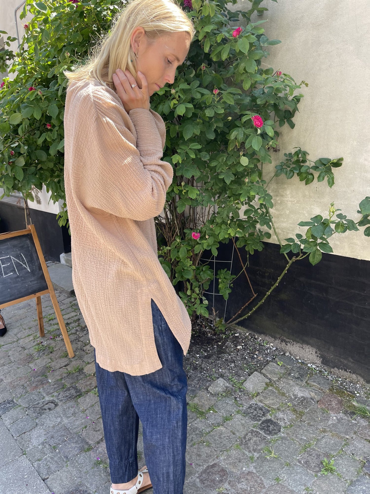 By Malene Birger bluse på model side