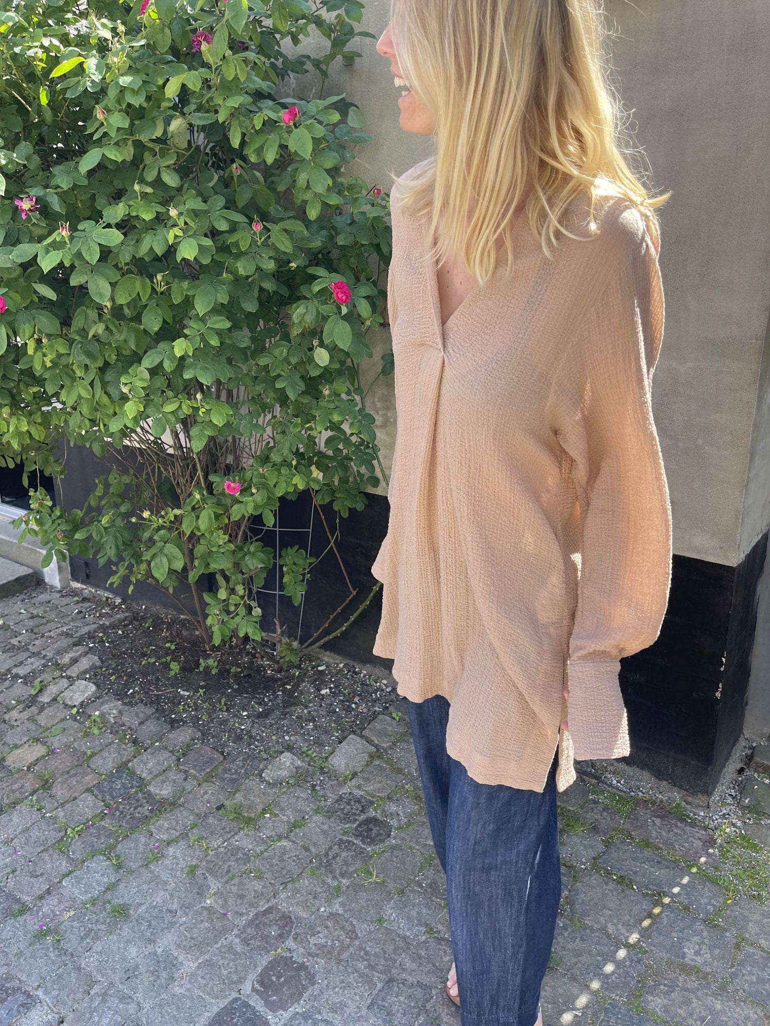 By Malene Birger bluse beige på model side