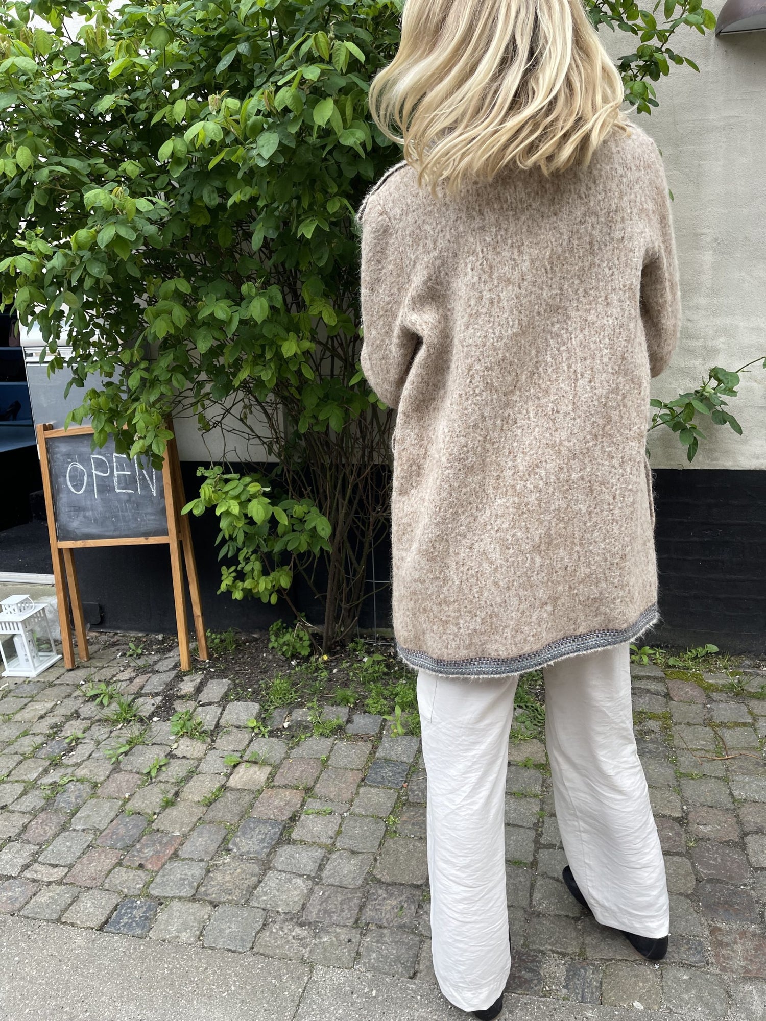 chanel jakke beige uld på model bagfra