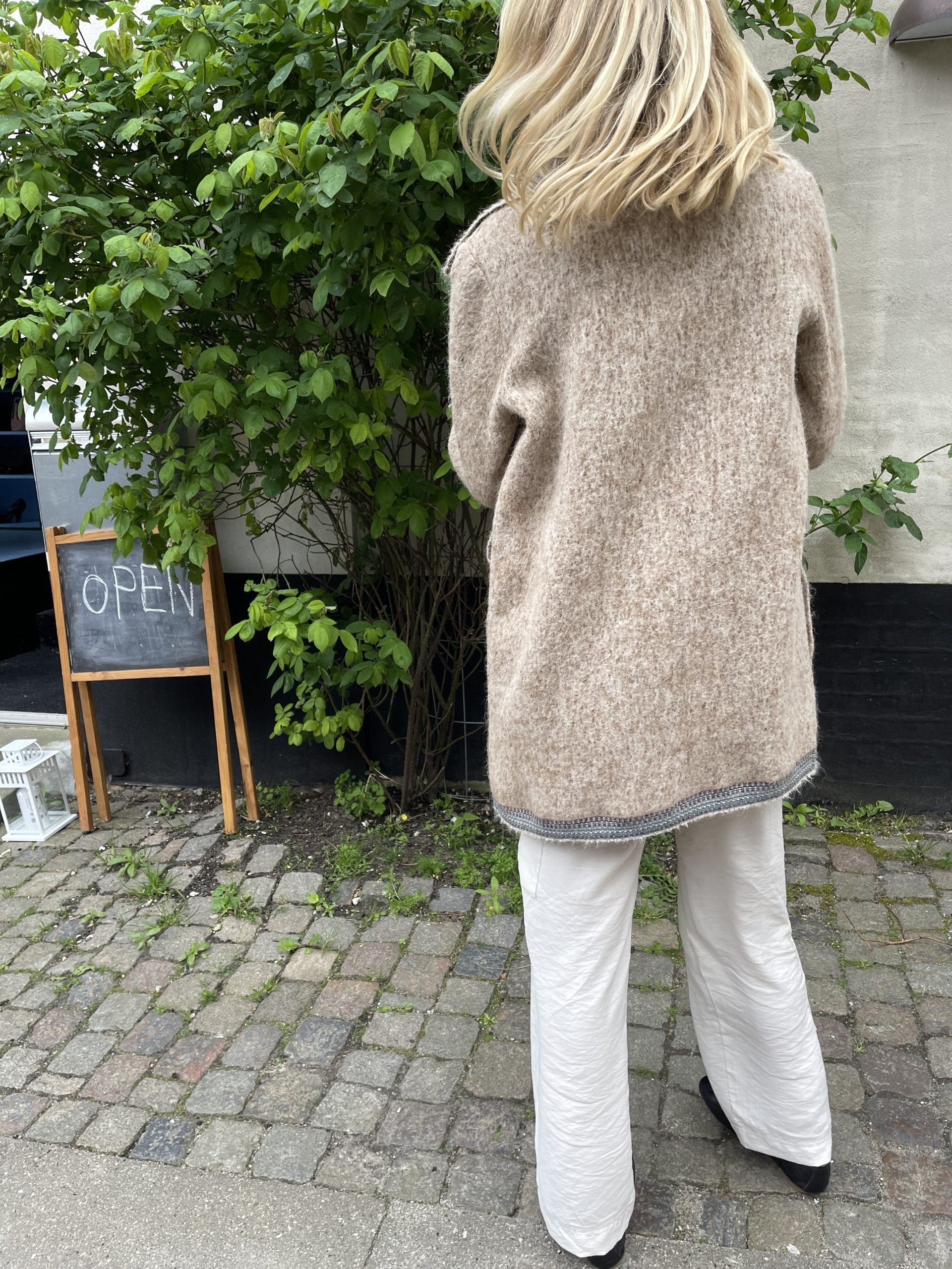 chanel jakke beige uld på model bagfra