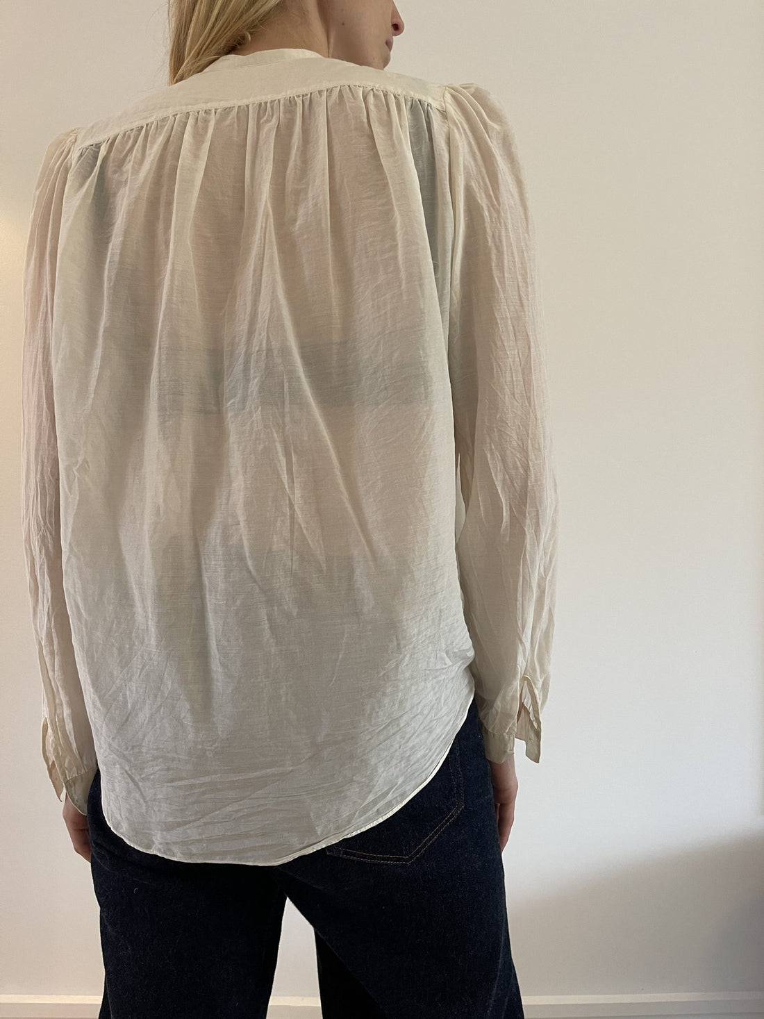 Skjorte fra ukendt brand råhvid på model bagfra