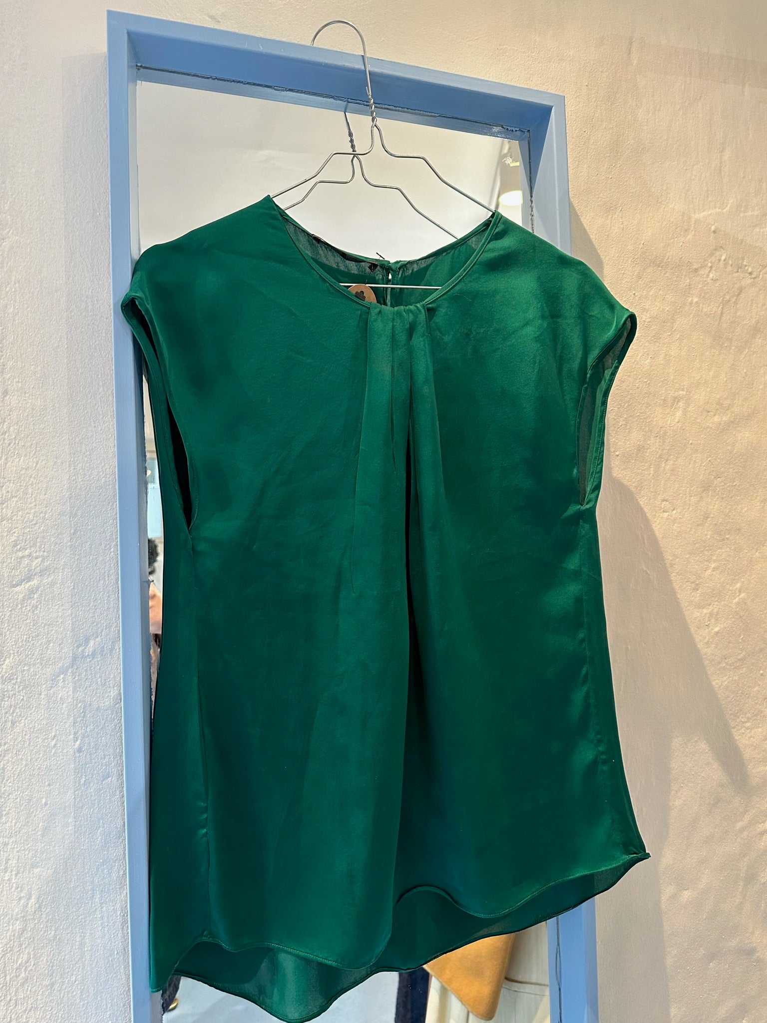 Caroline Herrera grøn silke top forfra