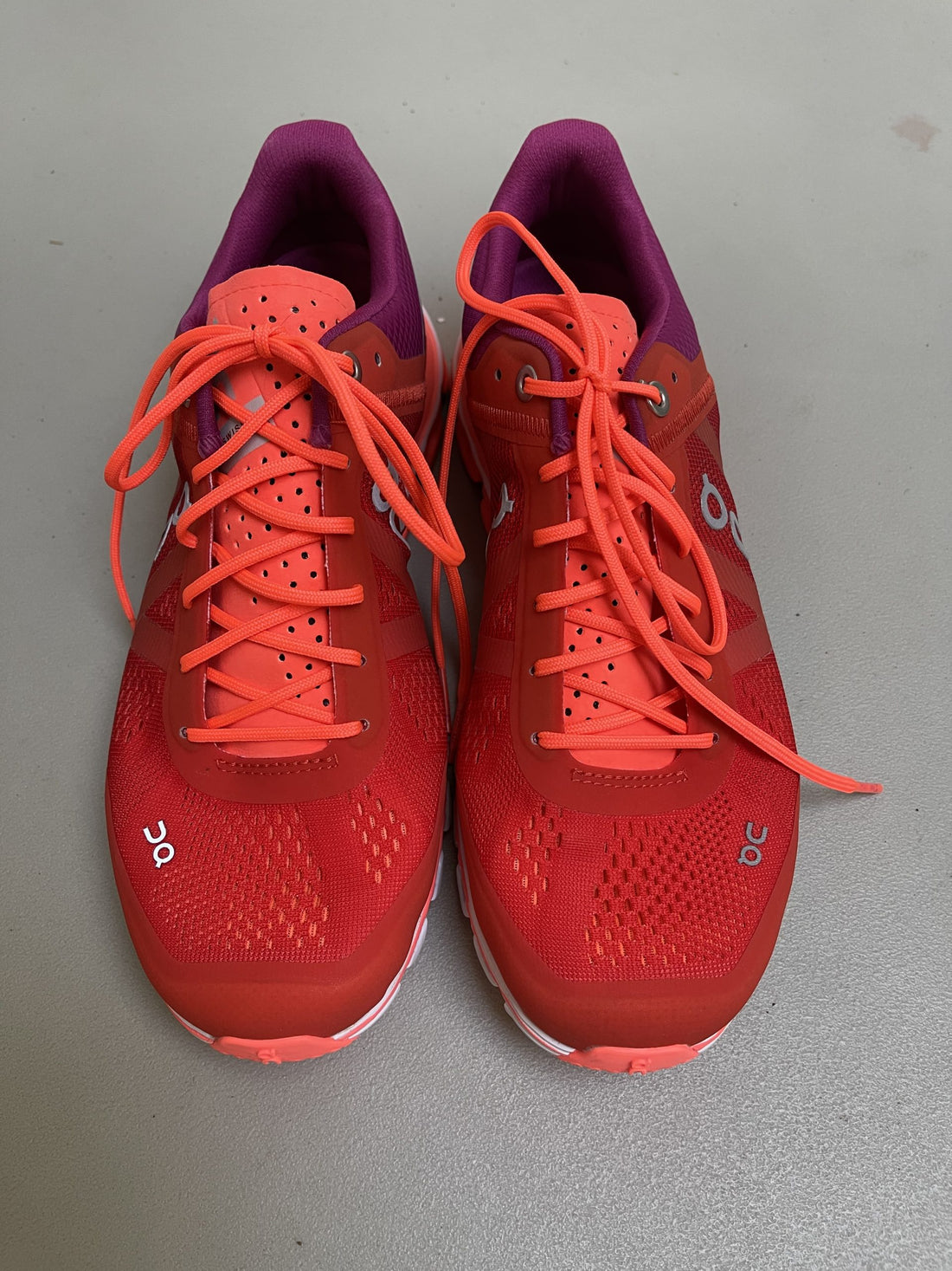 On cloud sko røde/lilla oppefra