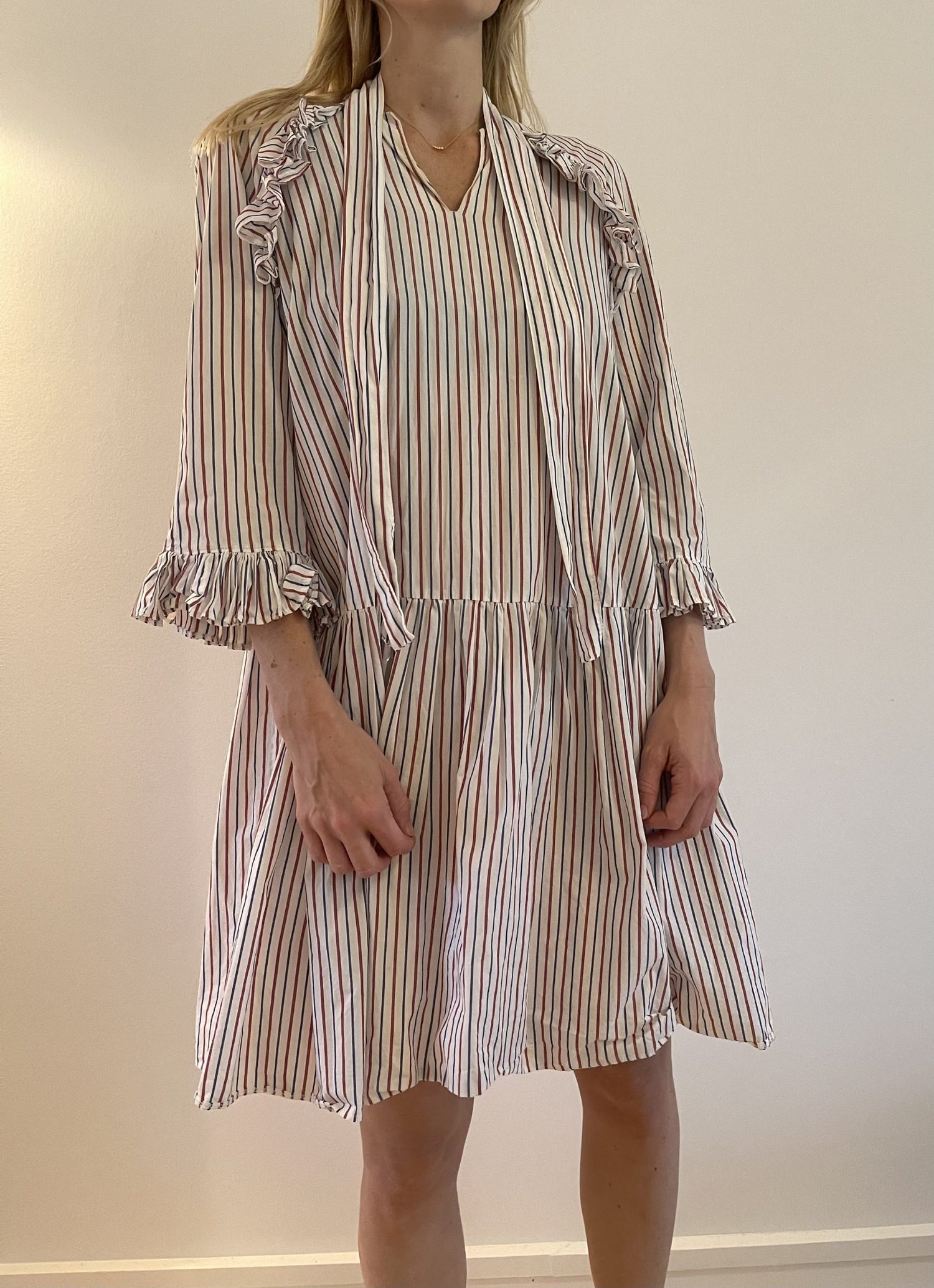 Sofie Sol Studio Kjole stribet på model forfra