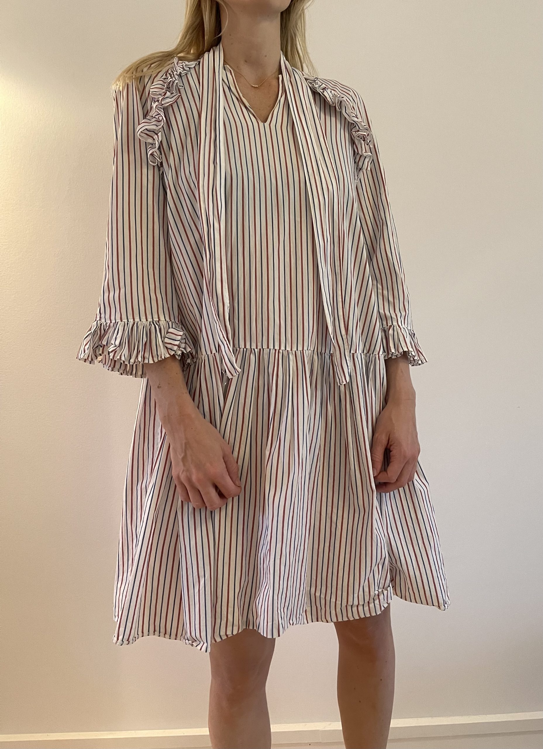 Sofie Sol Studio Kjole stribet på model forfra