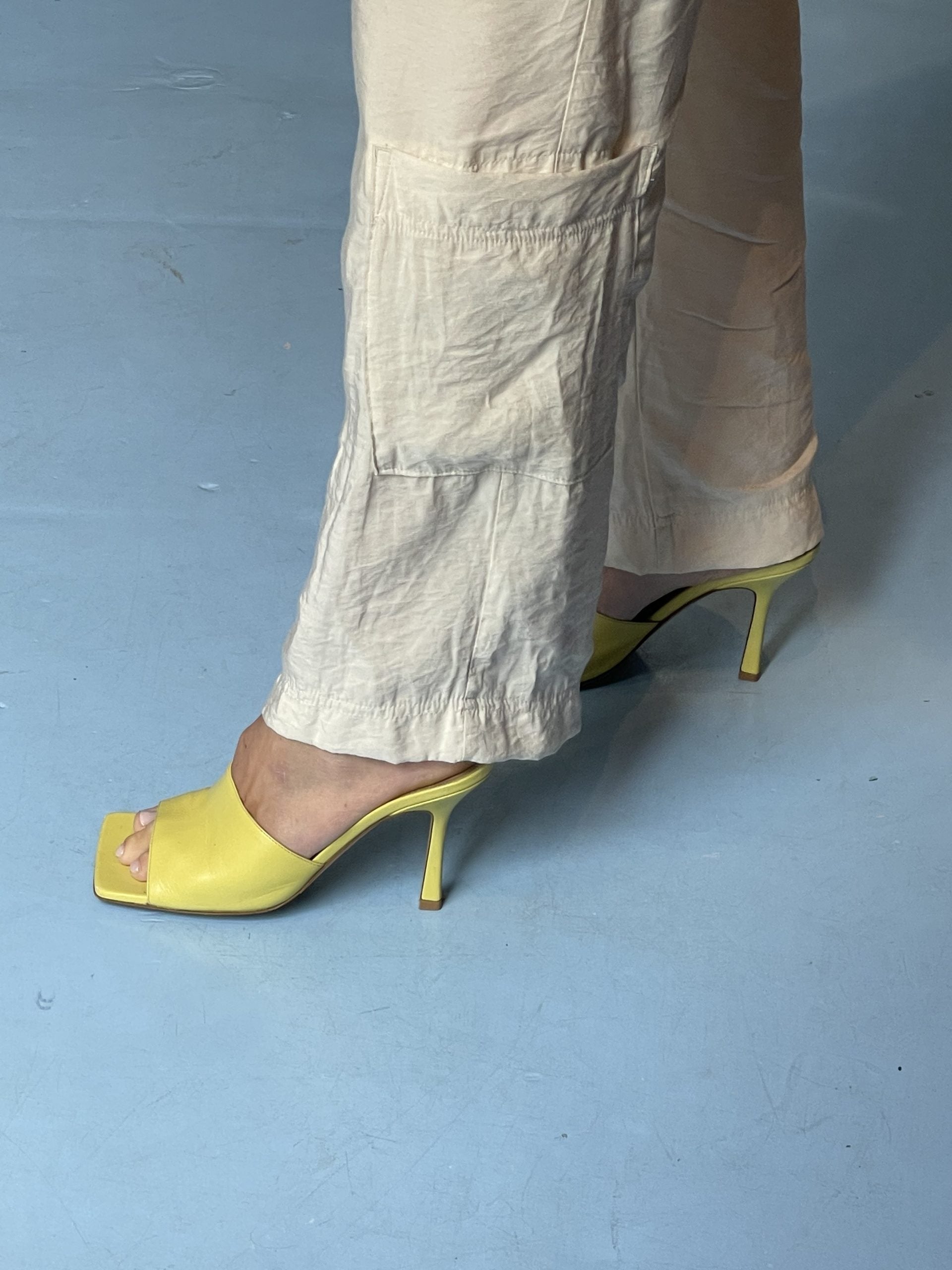 Bottega Veneta Sandaler gul på model side