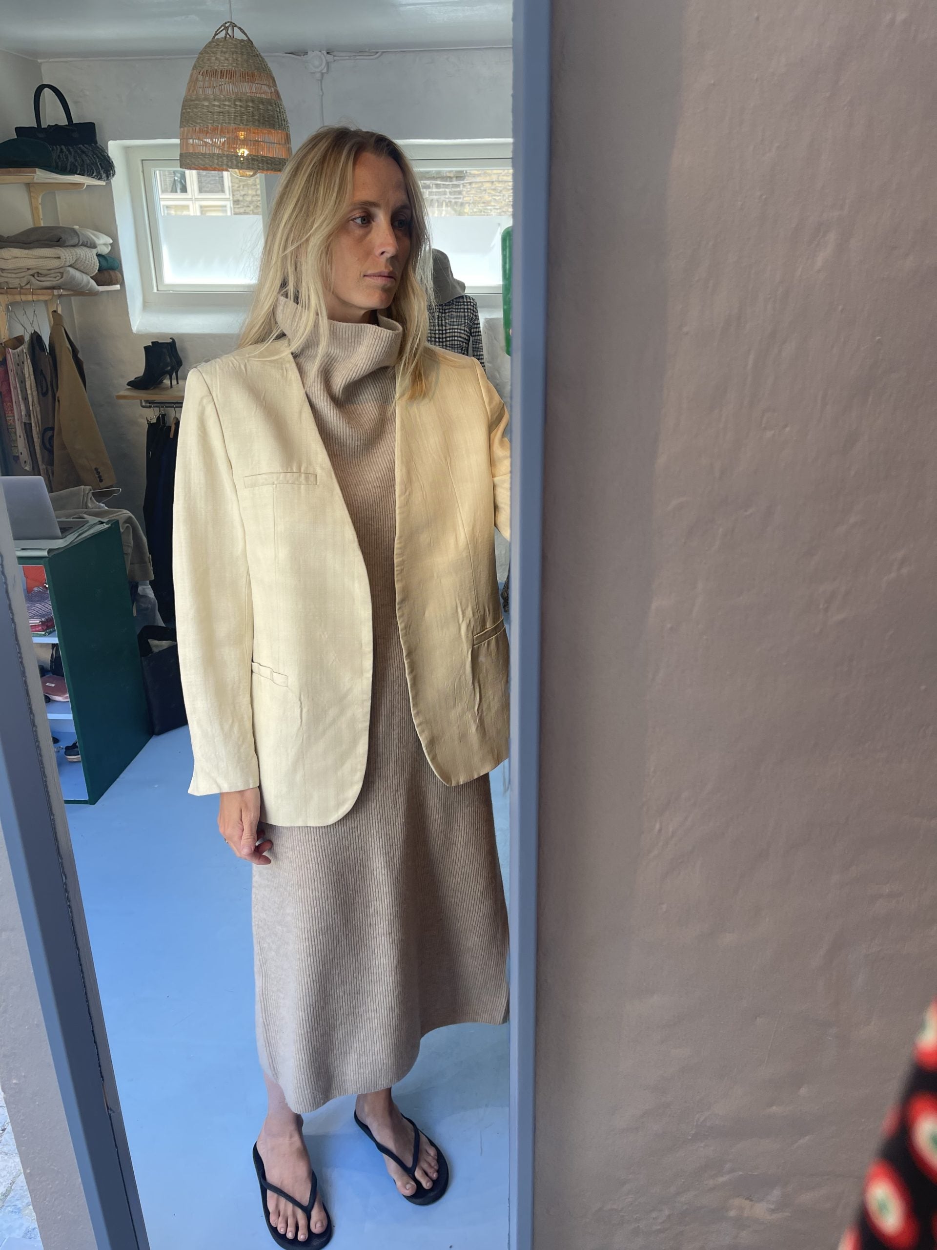 Toteme blazer på model forfra