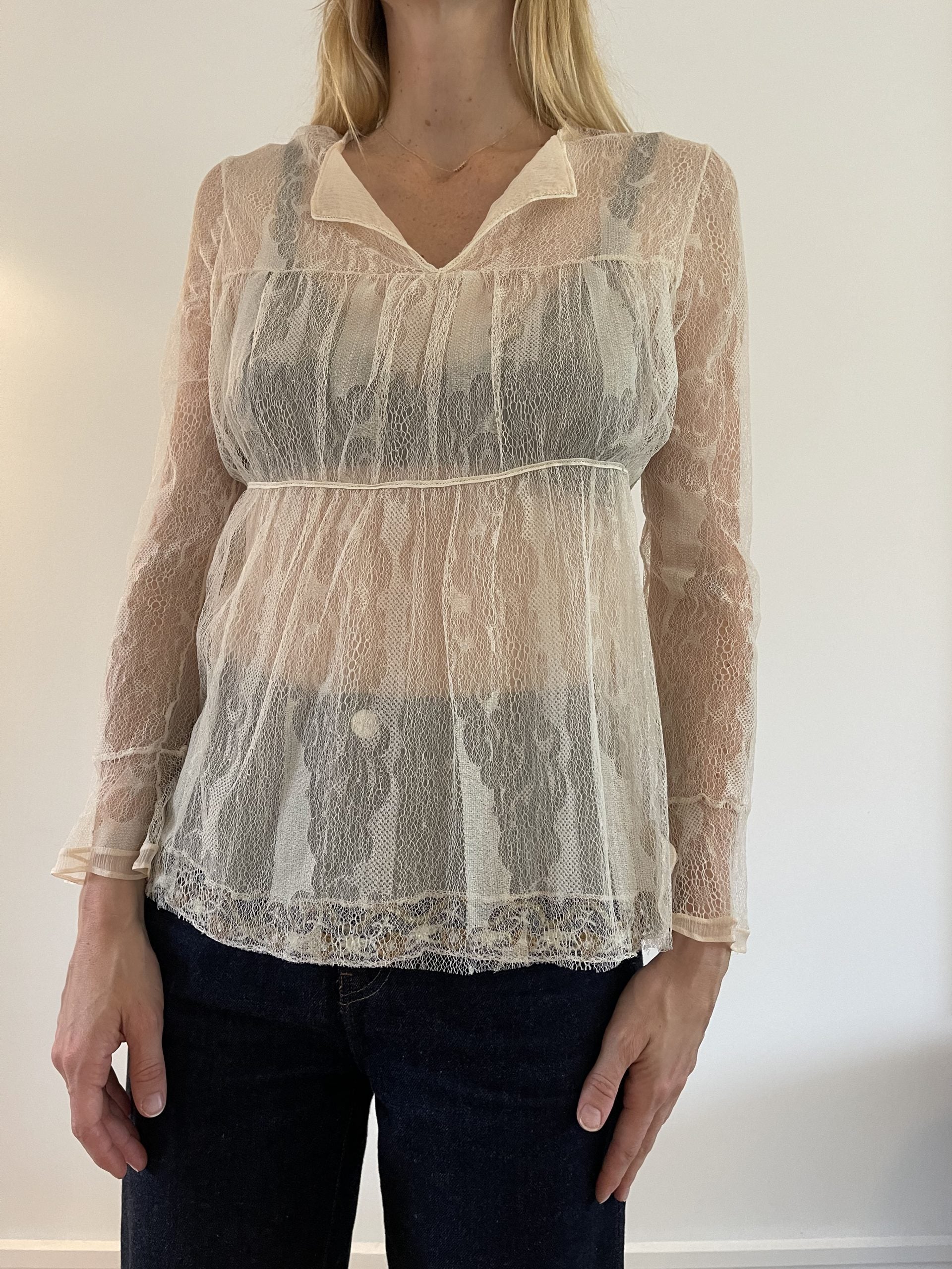 Julie Fagerholt/Heartmade blondebluse på model forfra