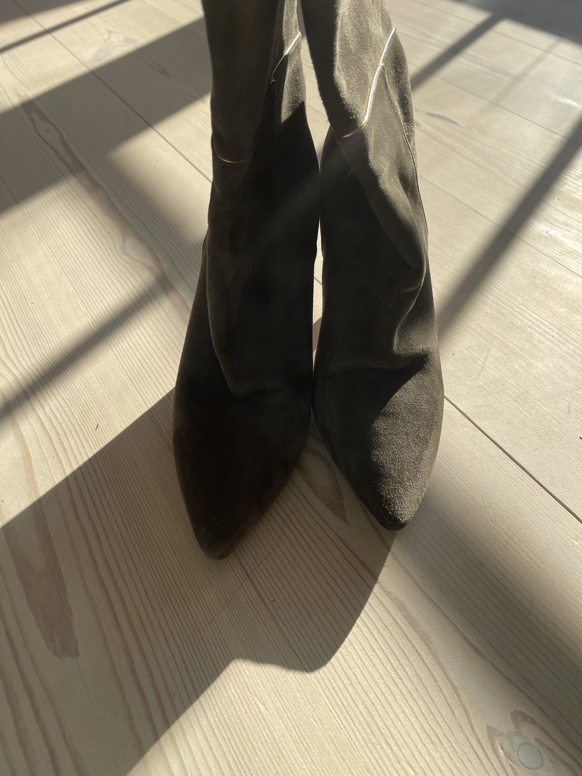 Nina Ricci mørkegrønne ruskindsstøvler oppefra