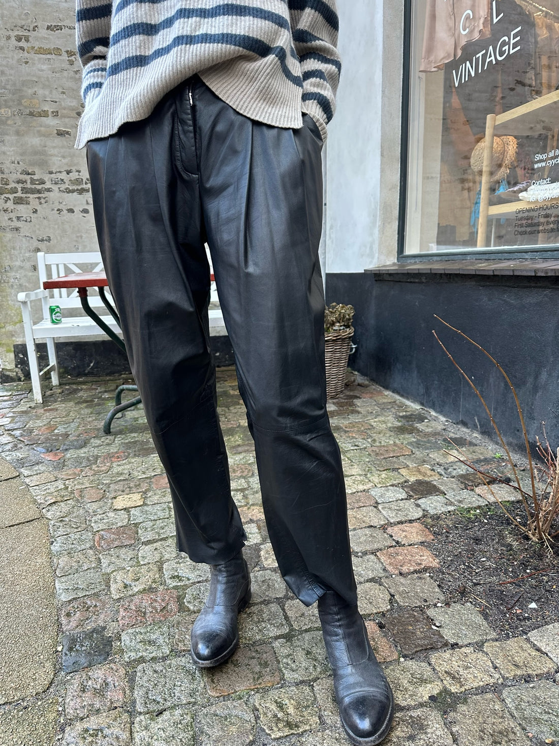 Utzon sort læderbukser på model forfra tæt på