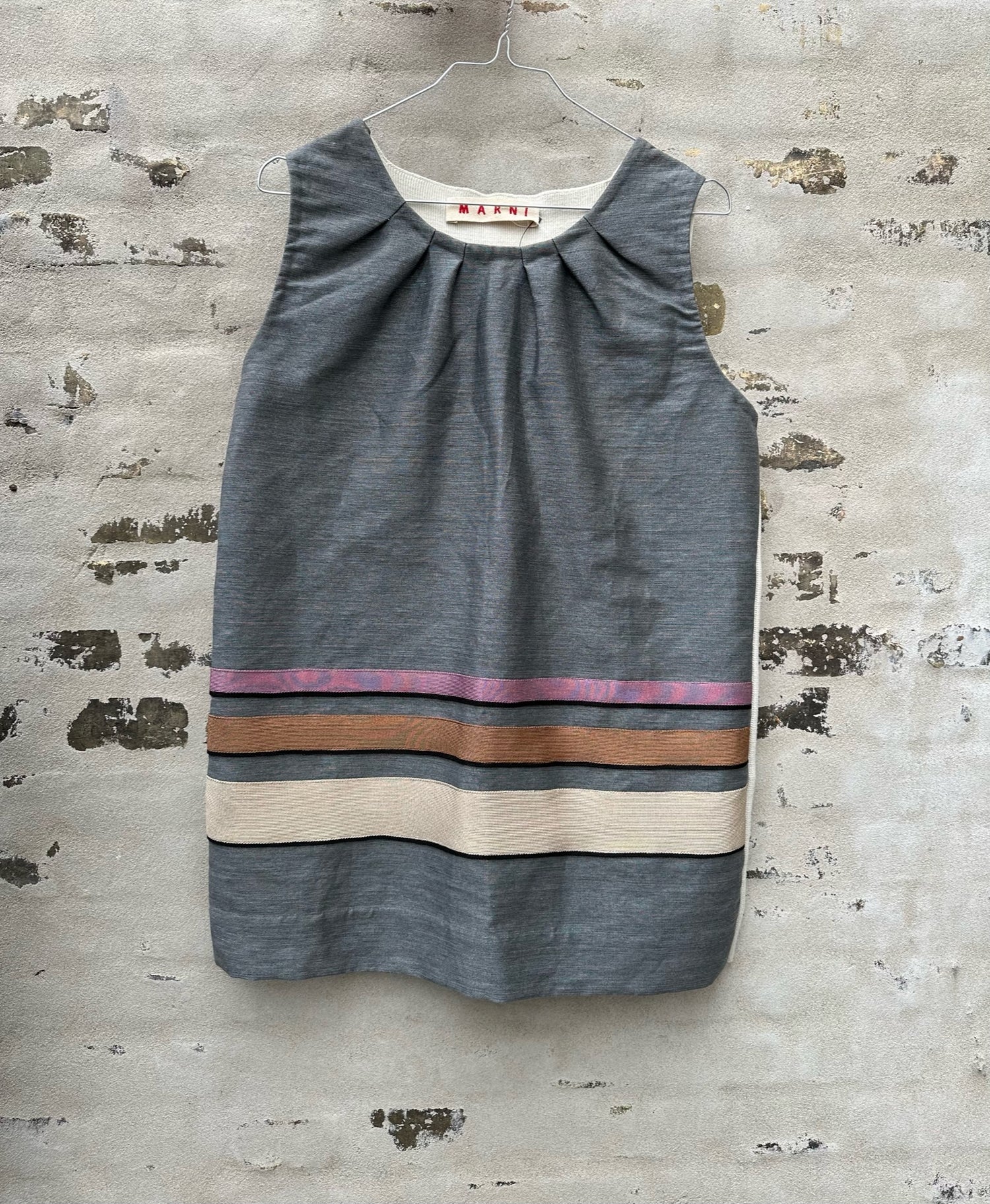 Marni top grå væg