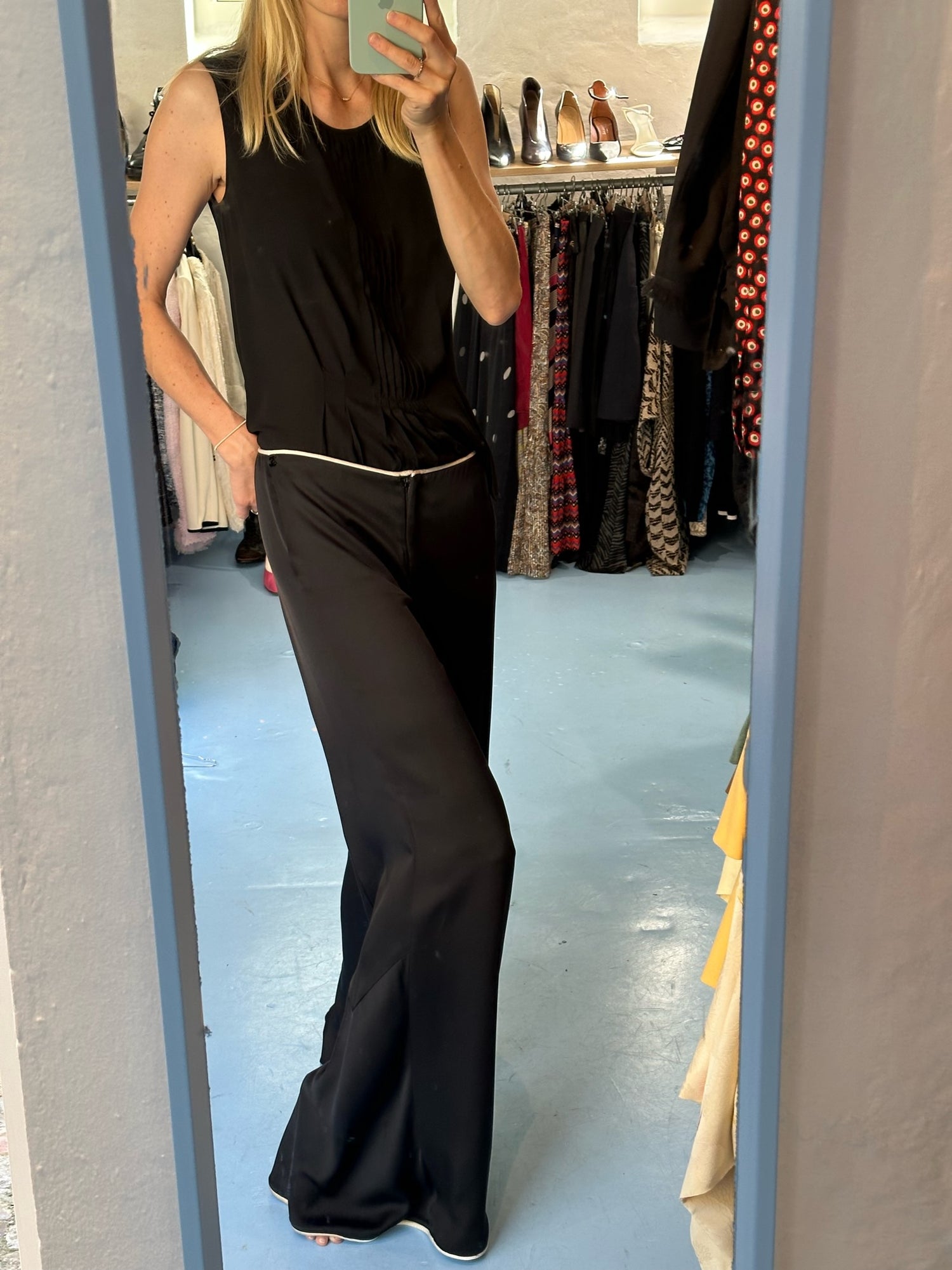 Chanel bukser sort med hvid kant på model forfra