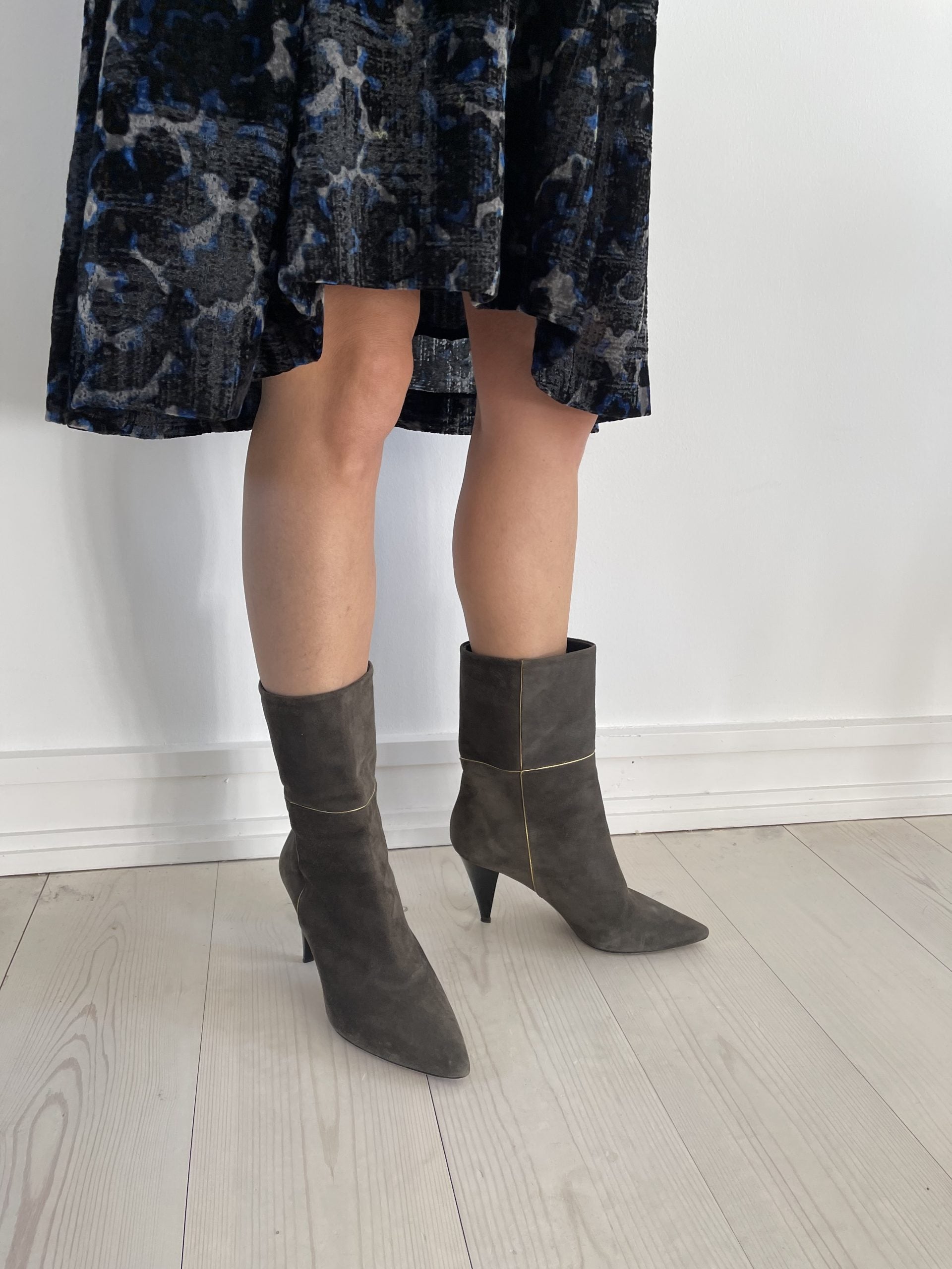 Nina Ricci mørkegrønne ruskindsstøvler side